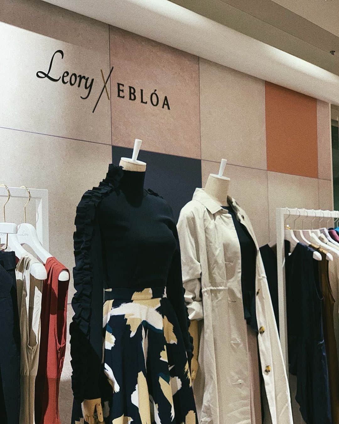 のインスタグラム：「先日に伊勢丹新宿ポップアップが 無事に終了致しました✨ㅤㅤㅤㅤㅤㅤㅤㅤㅤㅤㅤㅤㅤ ご来店頂きましたお客様 ありがとうございました😌ㅤㅤㅤㅤㅤㅤㅤㅤㅤㅤㅤㅤㅤ LeoryxEBLÓAが初めて 開催したポップアップ ここ伊勢丹でAWも開催 出来た事が本当に嬉しくて 感謝でしかありません。 ㅤㅤㅤㅤㅤㅤㅤㅤㅤㅤㅤㅤㅤ 今回もこうして 沢山のお客様にお会い出来た事。ㅤㅤㅤㅤㅤㅤㅤㅤㅤㅤㅤㅤㅤ 直接お洋服に触れてご試着して 頂けたこと。ㅤㅤㅤㅤㅤㅤㅤㅤㅤㅤㅤㅤㅤ 全てのアイテムを 自身でデザインから生地選び、 1つ1つ愛情をもって作っているからこそ言葉にならないくらい 溢れる思いがありました😌ㅤㅤㅤㅤㅤㅤㅤㅤㅤㅤㅤㅤㅤ そして LeoryxEBLÓAと言う ブランドを沢山の方に 伝えてくれたスタッフにも 感謝の気持ちでいっぱいです。 至らない点も沢山あったかと 思いますが1週間支えて頂き ありがとうございました😌ㅤㅤㅤㅤㅤㅤㅤㅤㅤㅤㅤㅤㅤㅤㅤㅤㅤㅤㅤㅤㅤㅤㅤㅤㅤ 次は10月8日から2週間開催される 恵比寿アトレ4Fポップアップ!!!!! ノベルティーやアウターも 登場するので是非お立ち寄り頂けたらと思います😌ㅤㅤㅤㅤㅤㅤㅤㅤㅤㅤㅤㅤㅤ 詳細はまたアップさせて 頂きますね✨ㅤㅤㅤㅤㅤㅤㅤㅤㅤㅤㅤㅤㅤ #laviedeleory#leory#LeoryxEBLÓA #ラヴィドゥレオリー#レオリー#レオリーエブロア#新宿#伊勢丹#伊勢丹新宿」