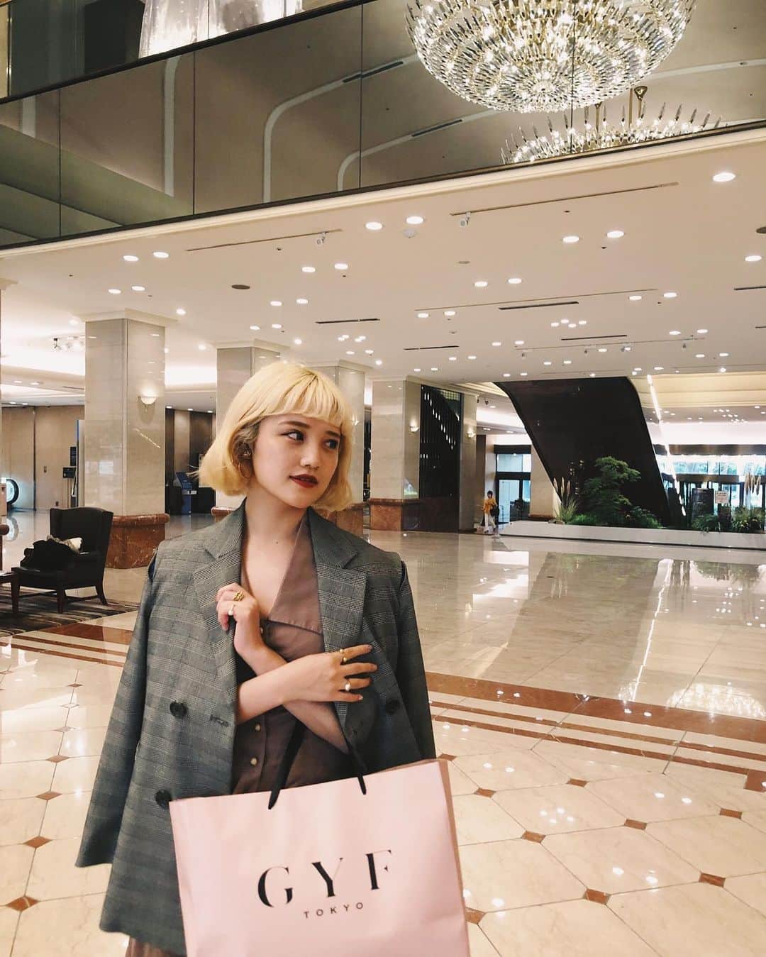 金光みり愛さんのインスタグラム写真 - (金光みり愛Instagram)「グレンチェックのジャケットは肩のところにスリットが入ってて変わった形なの❤︎ ウエストマークにもなってくれる共地のベルト付き💋 ちょっとオーバーサイズな規格が可愛いよ❤︎ ポップアップでお洋服を買うともらえるショップバッグも我ながら可愛い〜😆💞 ㅤㅤㅤㅤㅤㅤㅤㅤㅤ －－－－－－－－－－ ㅤㅤㅤㅤㅤㅤㅤㅤㅤ ⚫︎ GYF Tokyo POPUP Store ⚫︎ ㅤㅤㅤㅤㅤㅤㅤㅤㅤㅤ 【開催日時】9月2日(月)〜9月16日(月) ㅤㅤㅤㅤㅤㅤㅤㅤㅤㅤ 【開催場所】 LUMINE SHINJUKU LUMINE2 / 2F 〒160-0022  東京都新宿区新宿3-38-2 ルミネ新宿店 ルミネ2 2F ミラオーウェン前催事スペース ㅤㅤㅤㅤㅤㅤㅤㅤㅤㅤ 【営業時間】 平日 11:00〜21:30 土日 10:30〜21:30 ㅤㅤㅤㅤㅤㅤㅤㅤㅤ」9月12日 18時50分 - milliah_kanemitsu