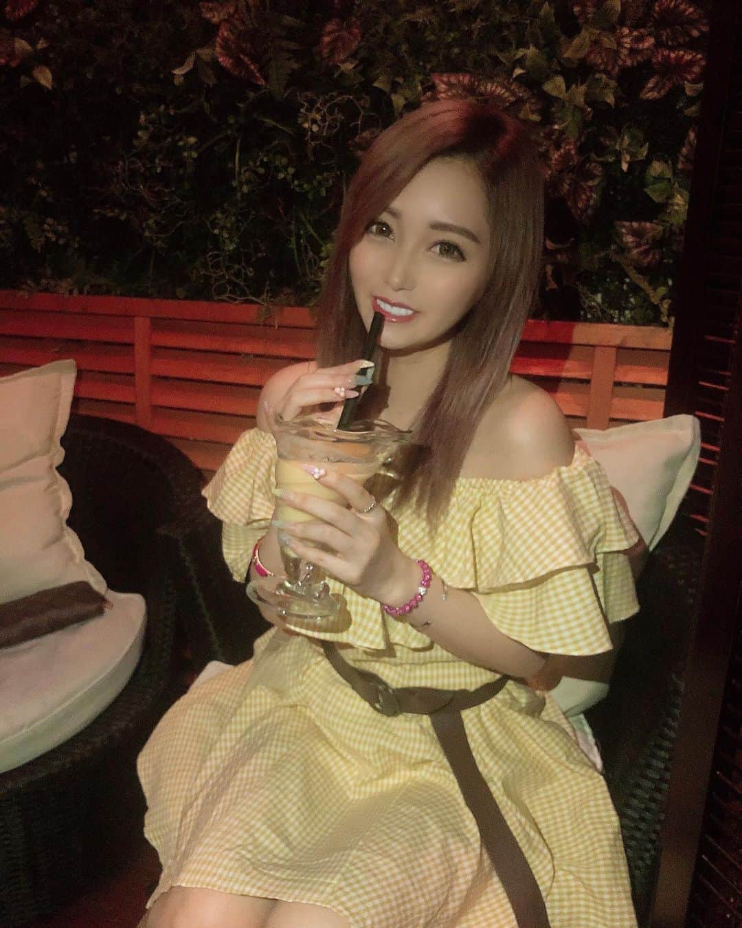 のインスタグラム：「女子力向上!!!黄色ワンピ💛💛﻿ ﻿  飲んでるのは桃のスムージー🍑🍹 ﻿ ﻿ @lilyboutique_official ️﻿ ﻿  #instafashion #fashion #code #reddress #ootd #패션 #코디 #패션스타그램 #코디스타그램 #오오티디 #👗」