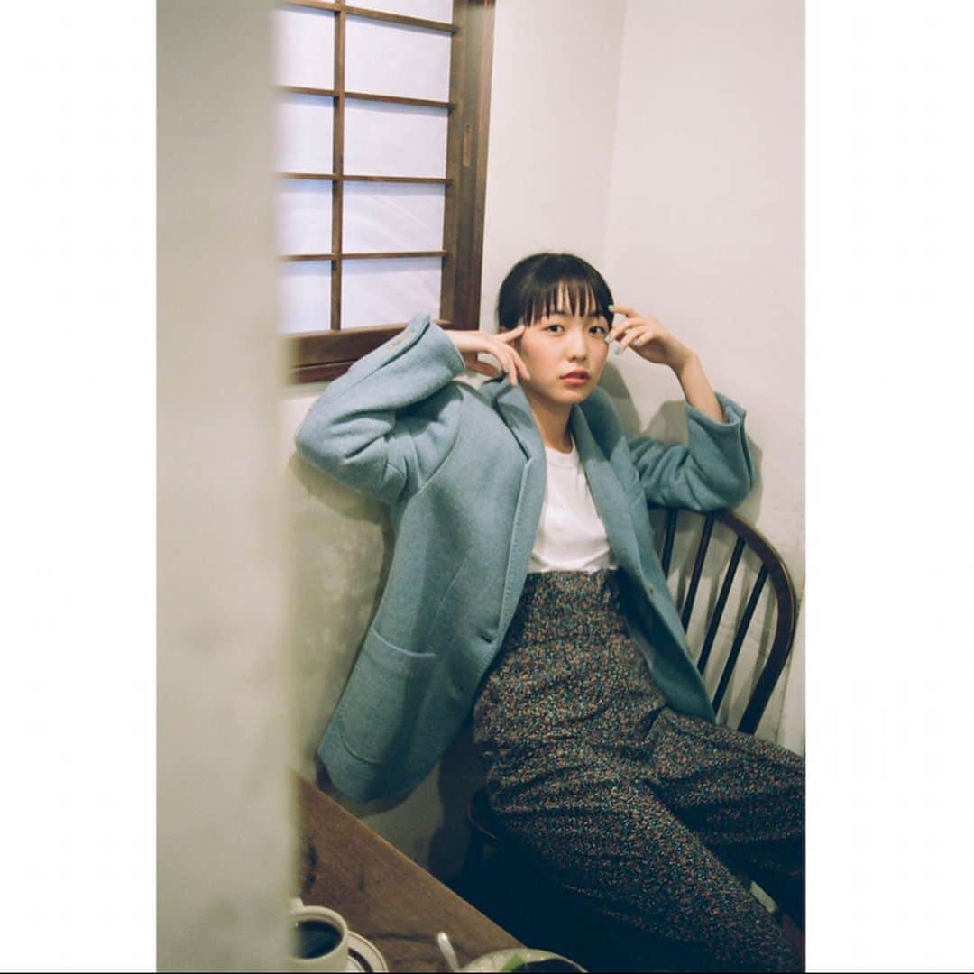 今城純さんのインスタグラム写真 - (今城純Instagram)「発売中のMEN'S NON-NO 10月号にて﻿ 若手女優8名を撮影した﻿ 『今城純の恋文写真』が掲載されています！！﻿ ﻿ 全てフィルムで行ったこの撮影の企画に﻿ 撮影者の自分をクローズアップして頂けて本当に嬉しいです！！﻿ ﻿ こちらはアザーカットになりますので、﻿ 是非本誌もご覧下さい！！﻿ ﻿ カメラも135ミリの一眼レフフィルムカメラからコンパクトフィルムカメラ、ハーフサイズカメラなど色々使用して本当に楽しかったです！﻿ ﻿ #永瀬莉子﻿ #出口夏希﻿ #茅島みずき﻿ #吉田美月喜﻿ #吉田莉桜﻿ #駒井蓮﻿ #畑芽育﻿ #池間夏海﻿  WR: @ch.ika.ra  ST: @michie_suzuki_  HM: @ayamurakami__ ﻿ ﻿ #junimajo#junimajo2#今城純#forward##weakpointは少食です#filmphoto#nikonf6#nikonfm3#natura#contaxt3#konicaefj#samuraiz2#fuji400h#mensnonno﻿ #恋文写真﻿」9月12日 18時52分 - junimajo