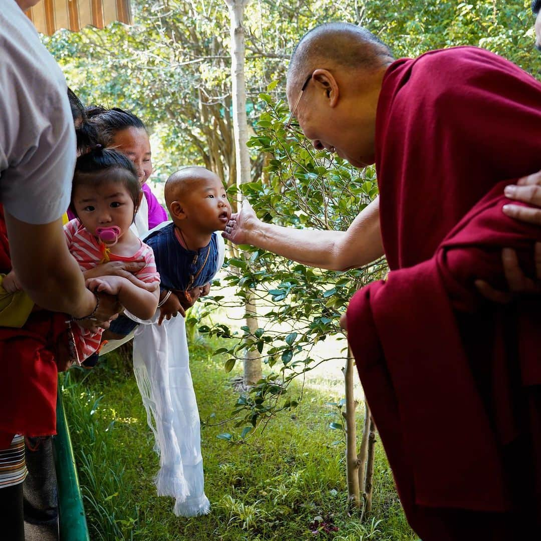 ダライ・ラマ14世さんのインスタグラム写真 - (ダライ・ラマ14世Instagram)「HHDL affectionately greeting a young Tibetan boy at his residence in Dharamsala, HP, India on September 11, 2019. Photo by Ven Tenzin Jamphel #dalailama」9月12日 18時55分 - dalailama