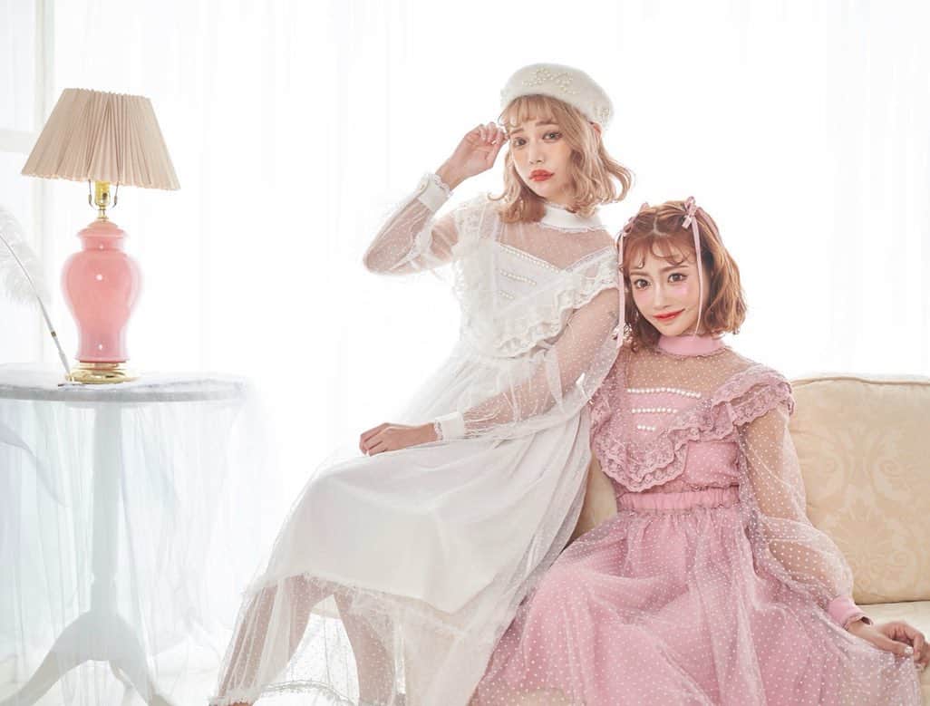 のインスタグラム：「♡ 🖤Swankiss×whip bunnyコラボ💋 ついに明日の15:00〜より 予約発売開始です！ ▼ swankiss.theshop.jp 予約特典として先着200名様に 明日花キララちゃん直筆サイン入り生写真プレゼント💓 ※商品は10/25に順次発送いたします。 ⚠️web先行予約での イベント参加券はお配りしておりませんので、予めご了承くださいませ ： きららちゃんと夢の並びおそろコーデショット🥺🥺🥺 恐れ多すぎる、、ほんとに、本当に宝物🥺🥺 今回、一緒にお洋服をつくっていて きららちゃんのファッションに対する熱い気持ちや、とことんこだわりが強くどんなに忙しくても細かいところも怠らず 全てにおいて完璧にこなしてしまう姿を近くで感じれて もっともっと尊敬とすきが溢れました🥰 ： #Swankiss#whipbunny#コラボ#ファッション#明日花キララ」