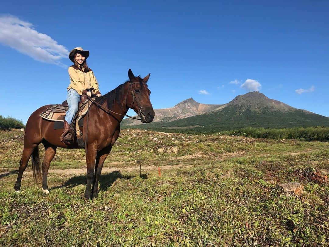 長久梨那さんのインスタグラム写真 - (長久梨那Instagram)「‪． お馬さんぱっかぱっか🐴🎶‬ ‪憧れの大自然の中での乗馬🏇🏻💗 2時間半コース✨✨‬ ‪めっちゃ楽しかったー💕💕‬ ‪乗馬5級ライセンスの実力を発揮✨笑‬ ‪#北海道 #函館 #乗馬 #サニーズステーブル #カウボーイ‬ #ウエスタン #ウエスタン乗馬 #大沼 #自然 #山 #インスタ映え #フォトジェニック #女優 #アナウンサー #リポーター #フォローミー #japan #girl #horse #horseriding #hokkaido #hakodate #cowboy #western #mountain #actress #instagood #instagirl #photography #followme」9月12日 18時59分 - rinanagahisa