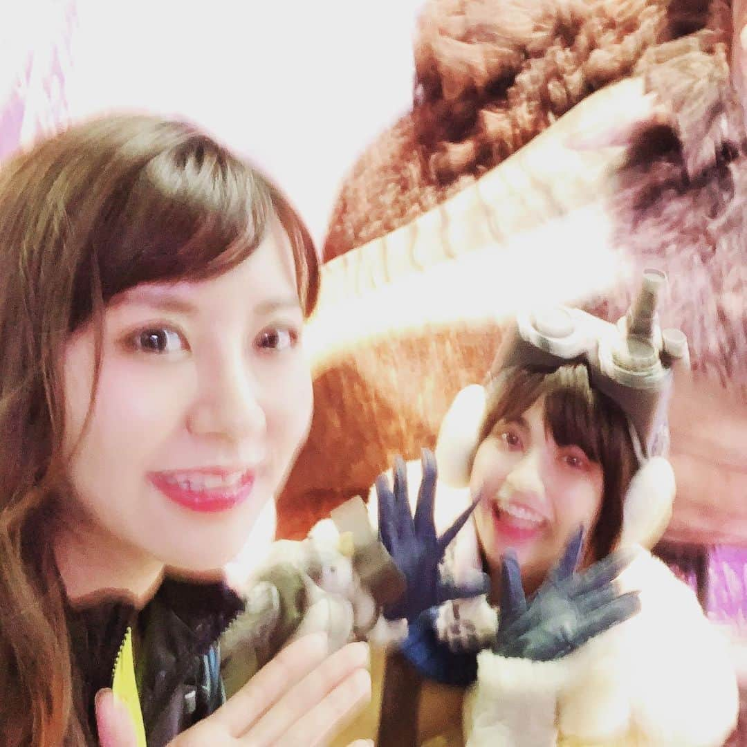 矢野冬子さんのインスタグラム写真 - (矢野冬子Instagram)「#tgs2019  1日目終了☺️ 、 ビジネスデイでしたが たくさんの方がいらしてくださいました🤗！！！！ 、 #cyberpunk  サイバーパンク2077のブースでは シアターで映画を見ていただいた方に グッズをプレゼントしています！ 、 今日は、大好評で行列ができるほど！！！ 、 そして、 舞台 封印壊除で一緒だった とわちゃんが 今回、モンハンブースで 受付嬢として出演してます☺️！ 、 かわいすぎー！！！！ こりゃパズルのも分かる😂💖 、 明日も頑張るます〜☺️👍 #姫ラジ #Rakuten #kdreams #krin #冬眠zzz #snow #sleep #スニーカー #172 #zest #zestgirls #ゼストガールズ #zzz #model #ヨガ  #yoga #yogini #ryt200」9月12日 19時11分 - toookogram