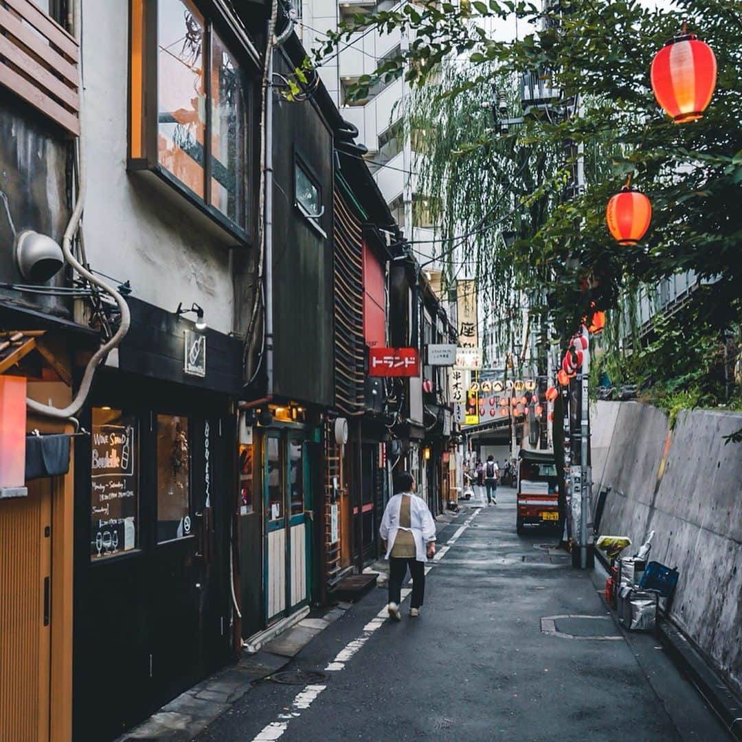 東急電鉄さんのインスタグラム写真 - (東急電鉄Instagram)「. Right next to the world’s most crowded intersection, the famous Shibuya “Scramble” intersection, sits Nonbei Yokocho, a little, retro sidestreet filled with izakaya. These micro pubs make for a tight fit as they line the narrow street, all while serving up a wide array of food from chicken skewers and oden hotpot to trendy bar fare. While they may look a little intimidating at first, each shop is ready to serve you with a warm welcome. As many locals would tell you, this is the authentic, all-Japanese experience. Come to Nonbei Yokocho and enjoy a night out you won’t forget. (Tokyu Toyoko Line, Tokyu Den-en-Toshi Line, Shibuya Station) . 世界一混み合う交差点として有名な渋谷スクランブル交差点のすぐそばに時が止まったような居酒屋横丁があります。 狭い路地に所狭しとい小さい居酒屋が集まっていて、焼き鳥やおでんから、おしゃれなバーまで種類も豊富。一見入りづらいかもしれませんが、どの店も暖かく迎えてくれますよ。日本人にとってはどこか懐かしい、海外からの方にはこれぞ日本という場所です。のんべい横丁でぜひ楽しい夜を過ごしてみてください。 （東横線 田園都市線 渋谷駅） . #japan #japanese #tokyo #shibuya #東京 #日本 #🇯🇵 #sidestreet #backstreet #alley #backalley #alleyway #streetphotography #lanterns #paperlantern #提灯 #japanfocus #japantravel #japantrip #instagramjapan #instajapan #japanphoto #visitjapan #discoverjapan #explorejapan #travel #trip #wanderlust #instatravel #travelphotography」9月12日 19時12分 - tokyu_railways