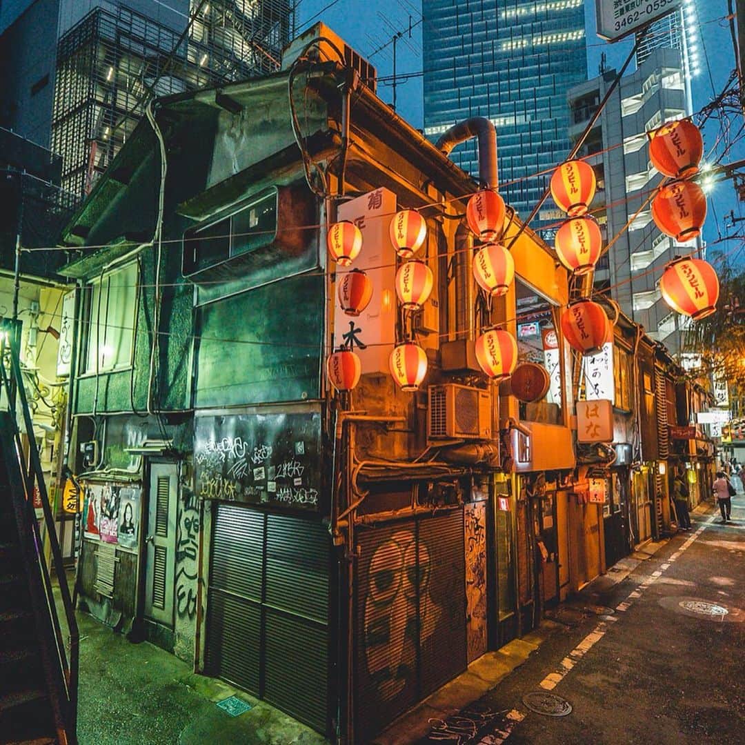 東急電鉄さんのインスタグラム写真 - (東急電鉄Instagram)「. Right next to the world’s most crowded intersection, the famous Shibuya “Scramble” intersection, sits Nonbei Yokocho, a little, retro sidestreet filled with izakaya. These micro pubs make for a tight fit as they line the narrow street, all while serving up a wide array of food from chicken skewers and oden hotpot to trendy bar fare. While they may look a little intimidating at first, each shop is ready to serve you with a warm welcome. As many locals would tell you, this is the authentic, all-Japanese experience. Come to Nonbei Yokocho and enjoy a night out you won’t forget. (Tokyu Toyoko Line, Tokyu Den-en-Toshi Line, Shibuya Station) . 世界一混み合う交差点として有名な渋谷スクランブル交差点のすぐそばに時が止まったような居酒屋横丁があります。 狭い路地に所狭しとい小さい居酒屋が集まっていて、焼き鳥やおでんから、おしゃれなバーまで種類も豊富。一見入りづらいかもしれませんが、どの店も暖かく迎えてくれますよ。日本人にとってはどこか懐かしい、海外からの方にはこれぞ日本という場所です。のんべい横丁でぜひ楽しい夜を過ごしてみてください。 （東横線 田園都市線 渋谷駅） . #japan #japanese #tokyo #shibuya #東京 #日本 #🇯🇵 #sidestreet #backstreet #alley #backalley #alleyway #streetphotography #lanterns #paperlantern #提灯 #japanfocus #japantravel #japantrip #instagramjapan #instajapan #japanphoto #visitjapan #discoverjapan #explorejapan #travel #trip #wanderlust #instatravel #travelphotography」9月12日 19時12分 - tokyu_railways