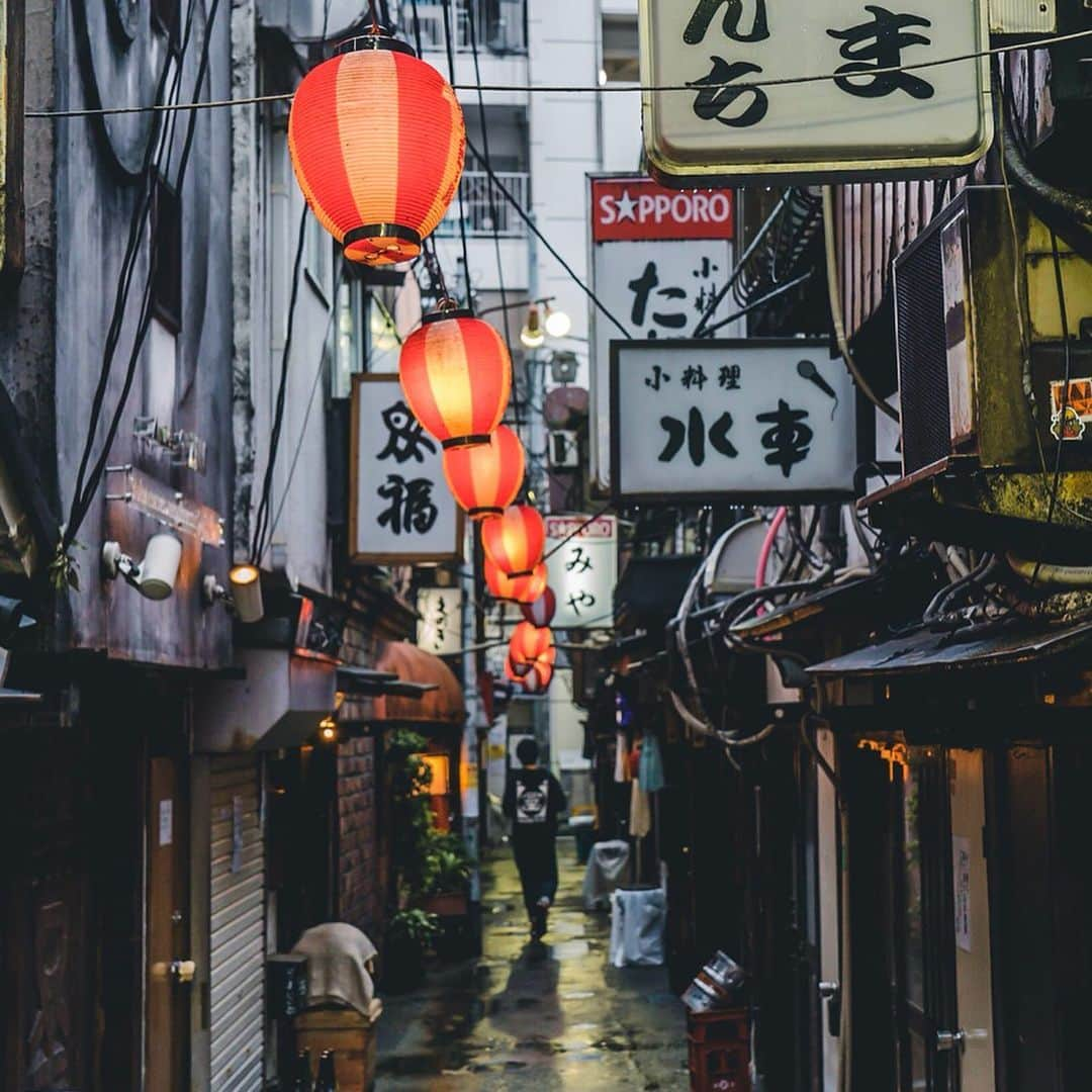 東急電鉄さんのインスタグラム写真 - (東急電鉄Instagram)「. Right next to the world’s most crowded intersection, the famous Shibuya “Scramble” intersection, sits Nonbei Yokocho, a little, retro sidestreet filled with izakaya. These micro pubs make for a tight fit as they line the narrow street, all while serving up a wide array of food from chicken skewers and oden hotpot to trendy bar fare. While they may look a little intimidating at first, each shop is ready to serve you with a warm welcome. As many locals would tell you, this is the authentic, all-Japanese experience. Come to Nonbei Yokocho and enjoy a night out you won’t forget. (Tokyu Toyoko Line, Tokyu Den-en-Toshi Line, Shibuya Station) . 世界一混み合う交差点として有名な渋谷スクランブル交差点のすぐそばに時が止まったような居酒屋横丁があります。 狭い路地に所狭しとい小さい居酒屋が集まっていて、焼き鳥やおでんから、おしゃれなバーまで種類も豊富。一見入りづらいかもしれませんが、どの店も暖かく迎えてくれますよ。日本人にとってはどこか懐かしい、海外からの方にはこれぞ日本という場所です。のんべい横丁でぜひ楽しい夜を過ごしてみてください。 （東横線 田園都市線 渋谷駅） . #japan #japanese #tokyo #shibuya #東京 #日本 #🇯🇵 #sidestreet #backstreet #alley #backalley #alleyway #streetphotography #lanterns #paperlantern #提灯 #japanfocus #japantravel #japantrip #instagramjapan #instajapan #japanphoto #visitjapan #discoverjapan #explorejapan #travel #trip #wanderlust #instatravel #travelphotography」9月12日 19時12分 - tokyu_railways