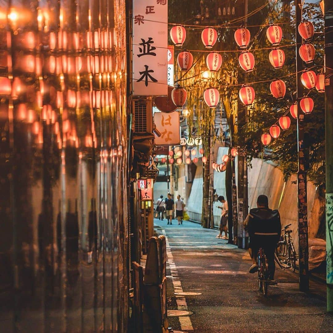 東急電鉄さんのインスタグラム写真 - (東急電鉄Instagram)「. Right next to the world’s most crowded intersection, the famous Shibuya “Scramble” intersection, sits Nonbei Yokocho, a little, retro sidestreet filled with izakaya. These micro pubs make for a tight fit as they line the narrow street, all while serving up a wide array of food from chicken skewers and oden hotpot to trendy bar fare. While they may look a little intimidating at first, each shop is ready to serve you with a warm welcome. As many locals would tell you, this is the authentic, all-Japanese experience. Come to Nonbei Yokocho and enjoy a night out you won’t forget. (Tokyu Toyoko Line, Tokyu Den-en-Toshi Line, Shibuya Station) . 世界一混み合う交差点として有名な渋谷スクランブル交差点のすぐそばに時が止まったような居酒屋横丁があります。 狭い路地に所狭しとい小さい居酒屋が集まっていて、焼き鳥やおでんから、おしゃれなバーまで種類も豊富。一見入りづらいかもしれませんが、どの店も暖かく迎えてくれますよ。日本人にとってはどこか懐かしい、海外からの方にはこれぞ日本という場所です。のんべい横丁でぜひ楽しい夜を過ごしてみてください。 （東横線 田園都市線 渋谷駅） . #japan #japanese #tokyo #shibuya #東京 #日本 #🇯🇵 #sidestreet #backstreet #alley #backalley #alleyway #streetphotography #lanterns #paperlantern #提灯 #japanfocus #japantravel #japantrip #instagramjapan #instajapan #japanphoto #visitjapan #discoverjapan #explorejapan #travel #trip #wanderlust #instatravel #travelphotography」9月12日 19時12分 - tokyu_railways