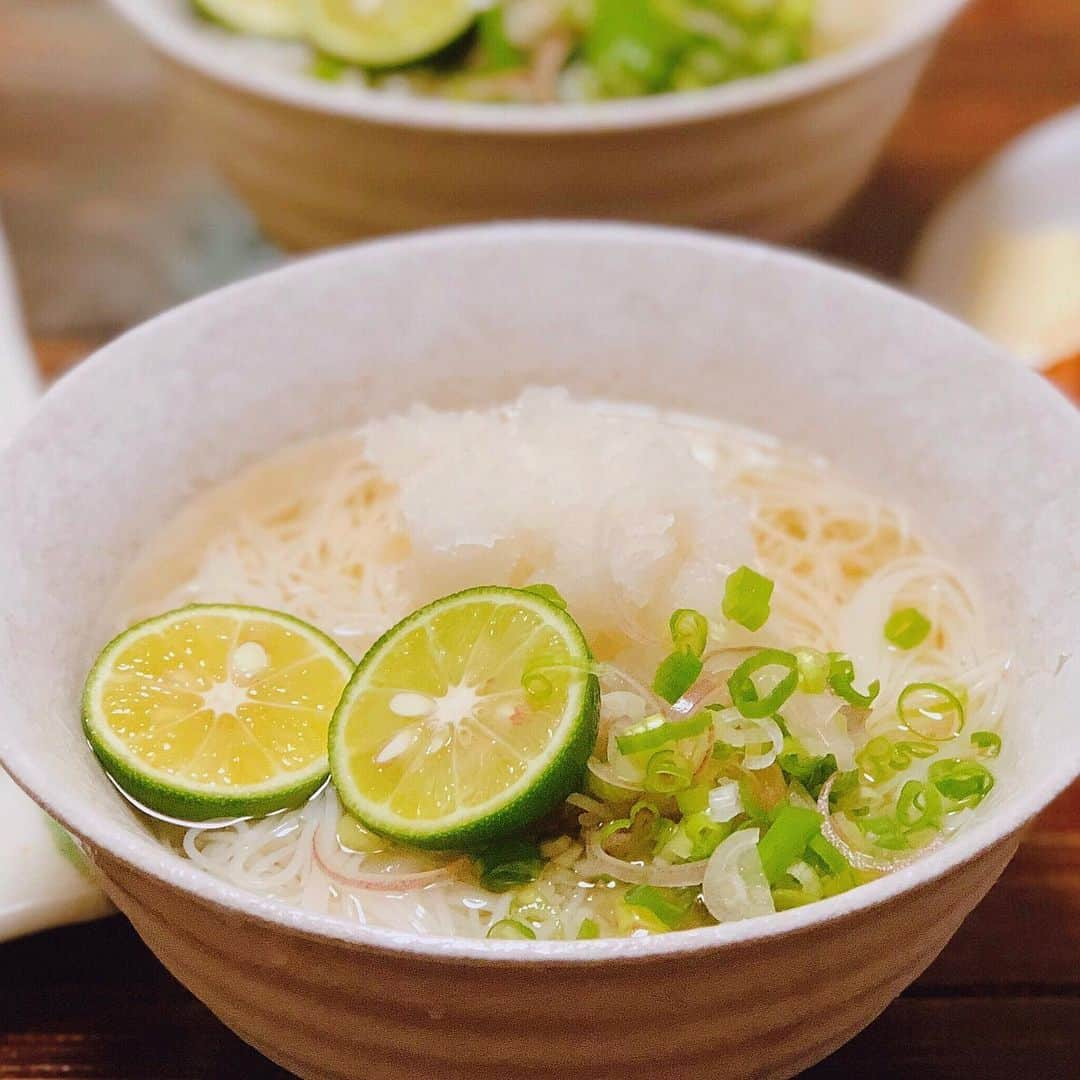 ゆうきさんのインスタグラム写真 - (ゆうきInstagram)「ちょっと前の晩ごはん。 おつまみにはイカ焼き。 これは、お酒が進みますね🦑 スルメイカ2杯を下処理後、 酒大さじ2 醤油大さじ1〜1.5 みりん大さじ1 で1時間ほど浸けて、 油をひかずにフライパンで焼きました。 ・ ・ この日、暑かったから すだちおろしそうめんにしました。 さっぱりして、いくらでも食べられそうです。 かけ汁は ヤマキの割烹白だし60mlと水300mlを混ぜて 食べる直前まで冷凍庫でキンキンに冷やしました！ ・ ・ 天ぷらは、エリンギとピーマン。 ・ ・ #おうちごはん#晩ごはん#夜ご飯#夕食#レシピ#簡単レシピ#献立#おつまみ#マカロニメイト#フーディーテーブル#モグナレシピ部 #dinner#japanesefood#foodpic#yummy」9月12日 19時12分 - yuukitohikari