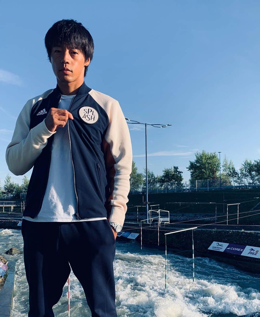 のインスタグラム：「Make a Splash. 自分の目標にむけてSplash(しぶき)をあげれるよう思いをこめたオリジナルワッペン。#VRCTJacket #Werepresent @adidastokyo」