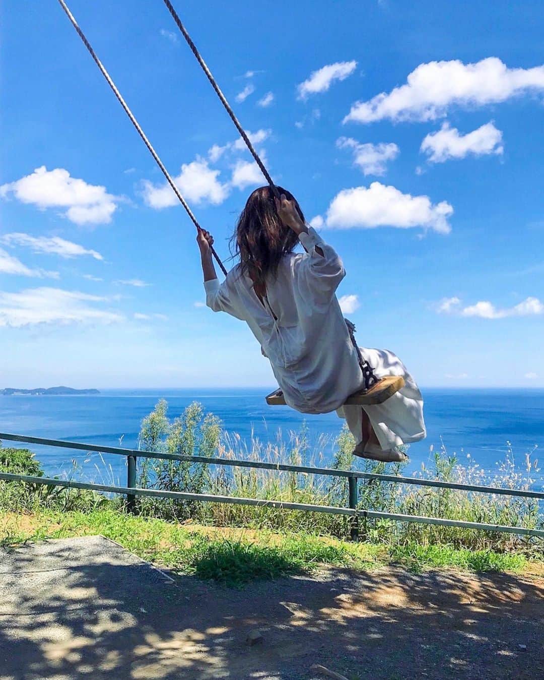 一木美里さんのインスタグラム写真 - (一木美里Instagram)「𝐹𝑙𝑦 𝑚𝑒 𝑡𝑜 𝑡ℎ𝑒 𝑚𝑜𝑜𝑛🌙 𝐿𝑒𝑡 𝑚𝑒 𝑝𝑙𝑎𝑦 𝑎𝑚𝑜𝑛𝑔 𝑡ℎ𝑒 𝑠𝑡𝑎𝑟𝑠 𝐿𝑒𝑡 𝑚𝑒 𝑠𝑒𝑒 𝑤ℎ𝑎𝑡 𝑠𝑝𝑟𝑖𝑛𝑔 𝑖𝑠 𝑙𝑖𝑘𝑒 𝑂𝑛 𝑎-𝐽𝑢𝑝𝑖𝑡𝑒𝑟 𝑎𝑛𝑑 𝑀𝑎𝑟𝑠:))) #photobymom  ブランコに乗って 空へ向かって地面を蹴り上げると 空の向こうも近く感じる不思議⛲️ #japan#swing#atami#ocean#熱海#ブランコ#海のブランコ#中秋の名月」9月12日 19時08分 - misato_ichiki