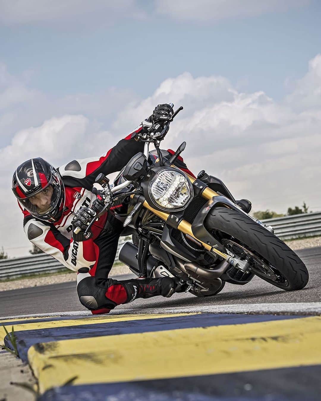Ducati Japanさんのインスタグラム写真 - (Ducati JapanInstagram)「Monster 1200 S Black on Black: Performance.」9月12日 19時08分 - ducatijapan