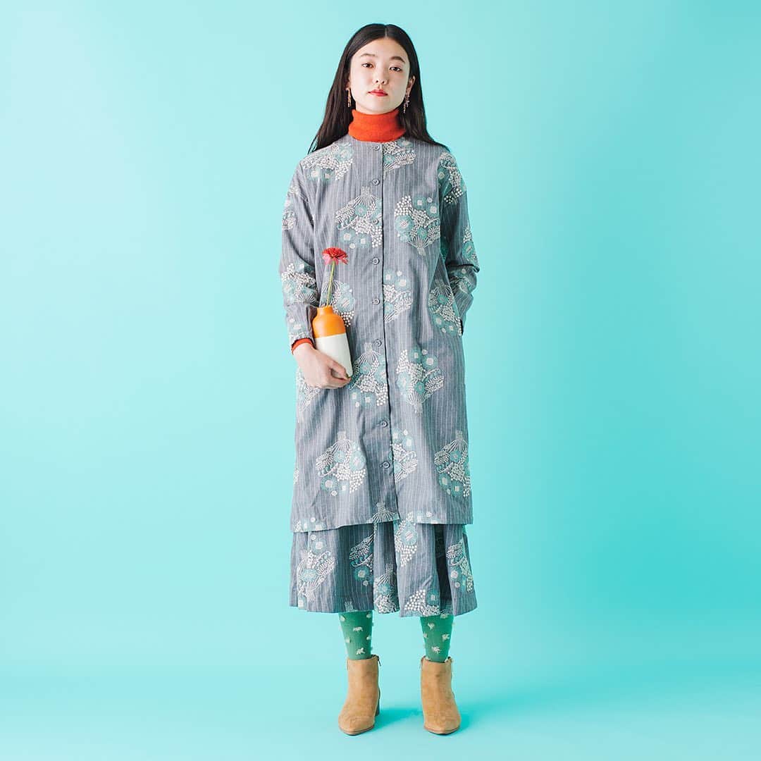 marbleSUD(マーブルシュッド) のインスタグラム：「大きな花束をモチーフに、繊細な刺繍で表現した今シーズン注目の「EMB Bouquet ST」。大胆にデザインされた花束が華やかな一枚です。ベースのストライプ柄の生地がキチンと感も演出。およばれにもオススメです。デニムやカットソーとの合わせでデイリー使いにも◎シーンによって様々な着こなしをお楽しみいただけます。 ・ #marblesud #マーブルシュッド #刺繍 #新作 #コーデ #ファッション #花束 #花 #flower #大人カジュアル #女子会」