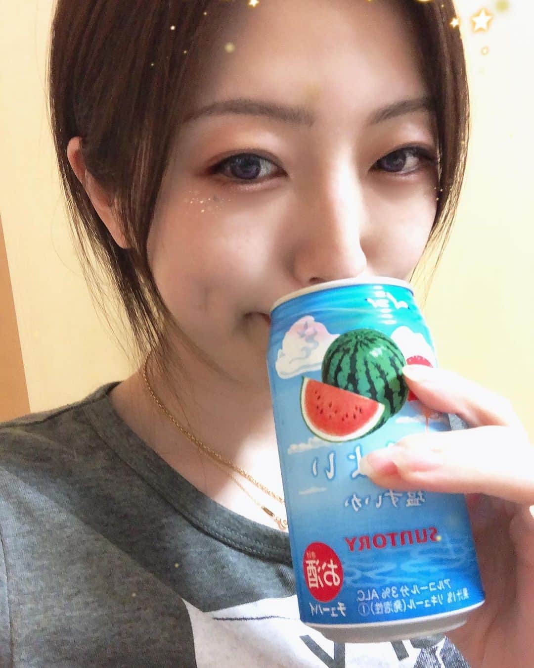 のインスタグラム：「羽田の夏休み #続く  実家に帰ってもお酒飲んでました🍻 そしてマカオ行って韓国また行って、久しぶりにoctagon行って来た。 歳取るとクラブって疲れるね💀 1時2時には私ドロンしました🥺 最近この眞露ってヤツが韓国で流行ってるらしい🐷」