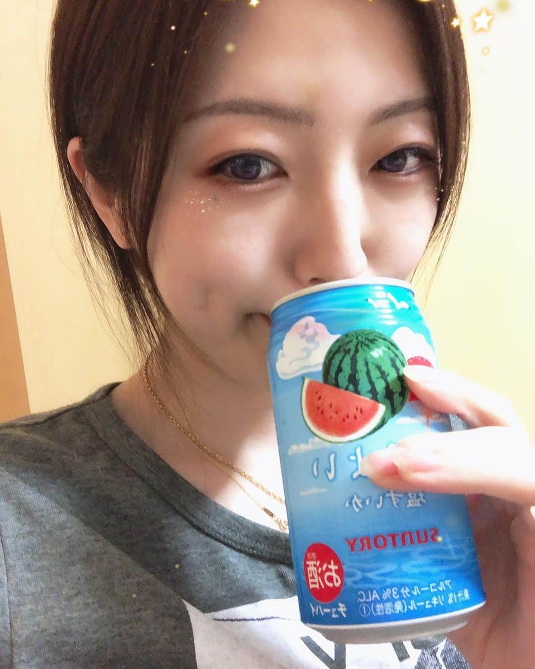 羽田あいのインスタグラム：「羽田の夏休み #続く  実家に帰ってもお酒飲んでました🍻 そしてマカオ行って韓国また行って、久しぶりにoctagon行って来た。 歳取るとクラブって疲れるね💀 1時2時には私ドロンしました🥺 最近この眞露ってヤツが韓国で流行ってるらしい🐷」