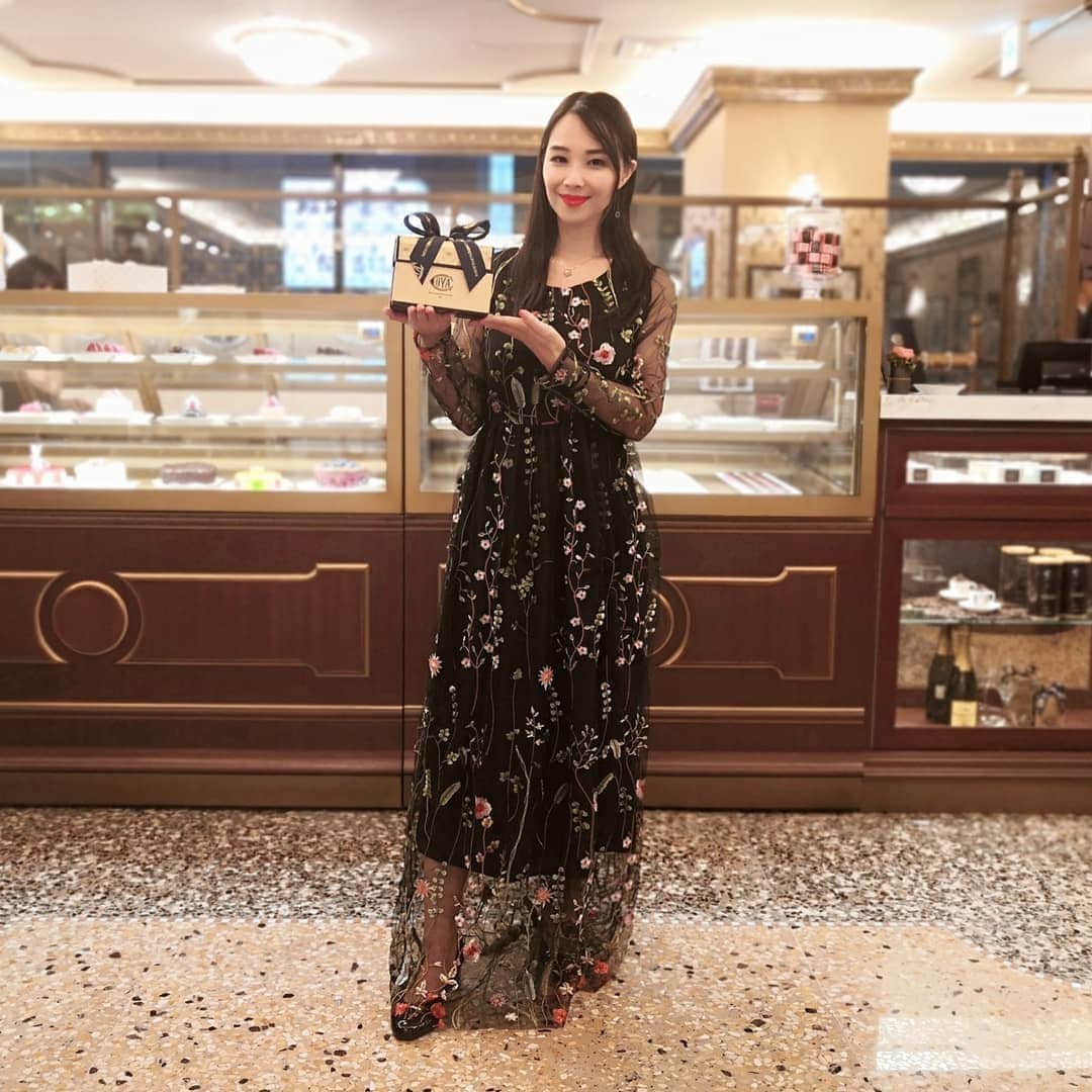 Miyu Toyonagaのインスタグラム：「Trip to a little Milan 🇮🇹Stop by  @cafecovajapan for new opening at Ginza six🥂🍾 - - -  本日より200年以上の歴史を誇るイタリア・ミラノの老舗カフェ「COVA」がGINZA SIXにオープン。@lvmh グループに傘下に入ってから東京で１号目。  COVAのアイコンメニューのサーケル(チョコレートケーキ)やミモザケーキなどケーキ類を味わえるアフタヌーンティは日本オリジナルみたいです☺️ 私が楽しみなのはカクテル類も豊富に揃ったアペリティーボもできるそう🥂💘 またイタリアに行きたくなっちゃいました🙌  #コヴァ#カフェコヴァ#cova#covajapan#covamilao」