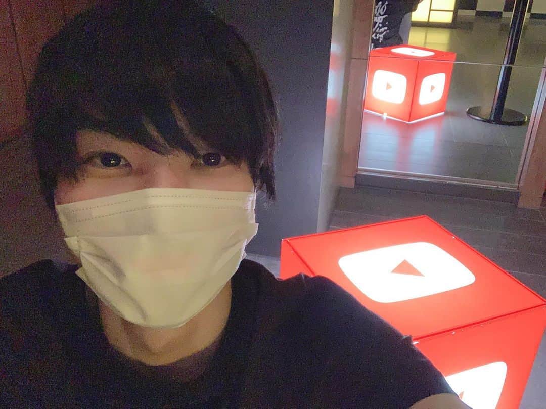 ポッキーのインスタグラム：「YouTubeクリエイターサミット2019東京に招待して頂き、行ってきました！！！ たくさんの日本や海外のYouTuberさんがいて僕は終始オドオドしていますがとてもいい経験をさせてもらえて幸せです😊  写真はホテルの廊下で一人で僕っぽくない写真を頑張って撮ろうとした結果や、パーティでの写真です。 久しぶりに自撮りした！ #creatorsummit」