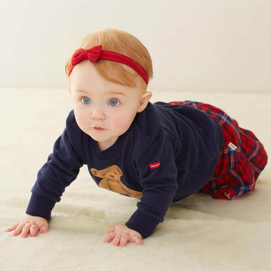 MIKI HOUSE ミキハウスさんのインスタグラム写真 - (MIKI HOUSE ミキハウスInstagram)「ミキハウスの秋の新作「テディベアトレーナー」🧸♪ 大判なテディベアのプリントが赤ちゃんのかわいらしさを引き立てる、レトロなデザインです。赤×紺で全体をまとめて、秋のミキハウスコーディネートを楽しんでみてください。 #mikihouse #teddybear #babysweatshirt #ミキハウス #子ども服 #ベビーウェア #ベビーコーデ #セパレートデビュー #６ヶ月 #男の子ママ #女の子ママ #赤ちゃんのいる生活 #子どものいる暮らし #育児ママ #新米ママ #育児中 #初めての育児」9月12日 19時18分 - mikihouse.official