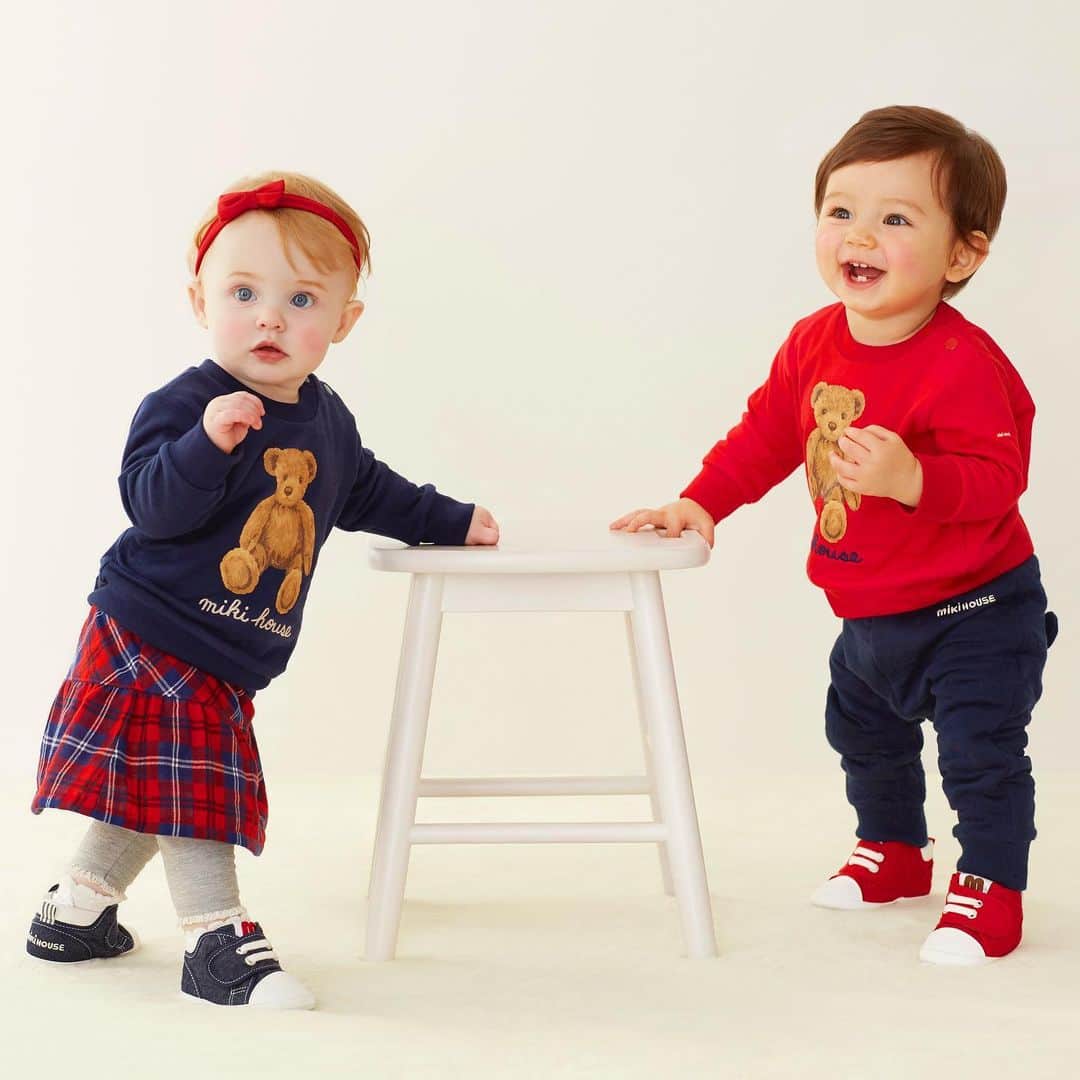 MIKI HOUSE ミキハウスさんのインスタグラム写真 - (MIKI HOUSE ミキハウスInstagram)「ミキハウスの秋の新作「テディベアトレーナー」🧸♪ 大判なテディベアのプリントが赤ちゃんのかわいらしさを引き立てる、レトロなデザインです。赤×紺で全体をまとめて、秋のミキハウスコーディネートを楽しんでみてください。 #mikihouse #teddybear #babysweatshirt #ミキハウス #子ども服 #ベビーウェア #ベビーコーデ #セパレートデビュー #６ヶ月 #男の子ママ #女の子ママ #赤ちゃんのいる生活 #子どものいる暮らし #育児ママ #新米ママ #育児中 #初めての育児」9月12日 19時18分 - mikihouse.official