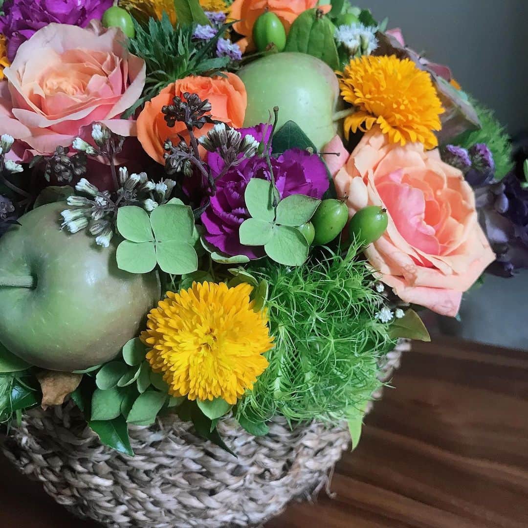 のインスタグラム：「誕生日月間は 大好きなお花に囲まれて幸せ❤︎ 今日は朝からフル回転だったから お家ご飯して お風呂入って まったりして 早く寝よう☺︎ 美味しい🍴や楽しい🥂も好きだけど こういう時間が1番好きかもね☺︎ #nicolaibergmann #flower #happy #thankyou」