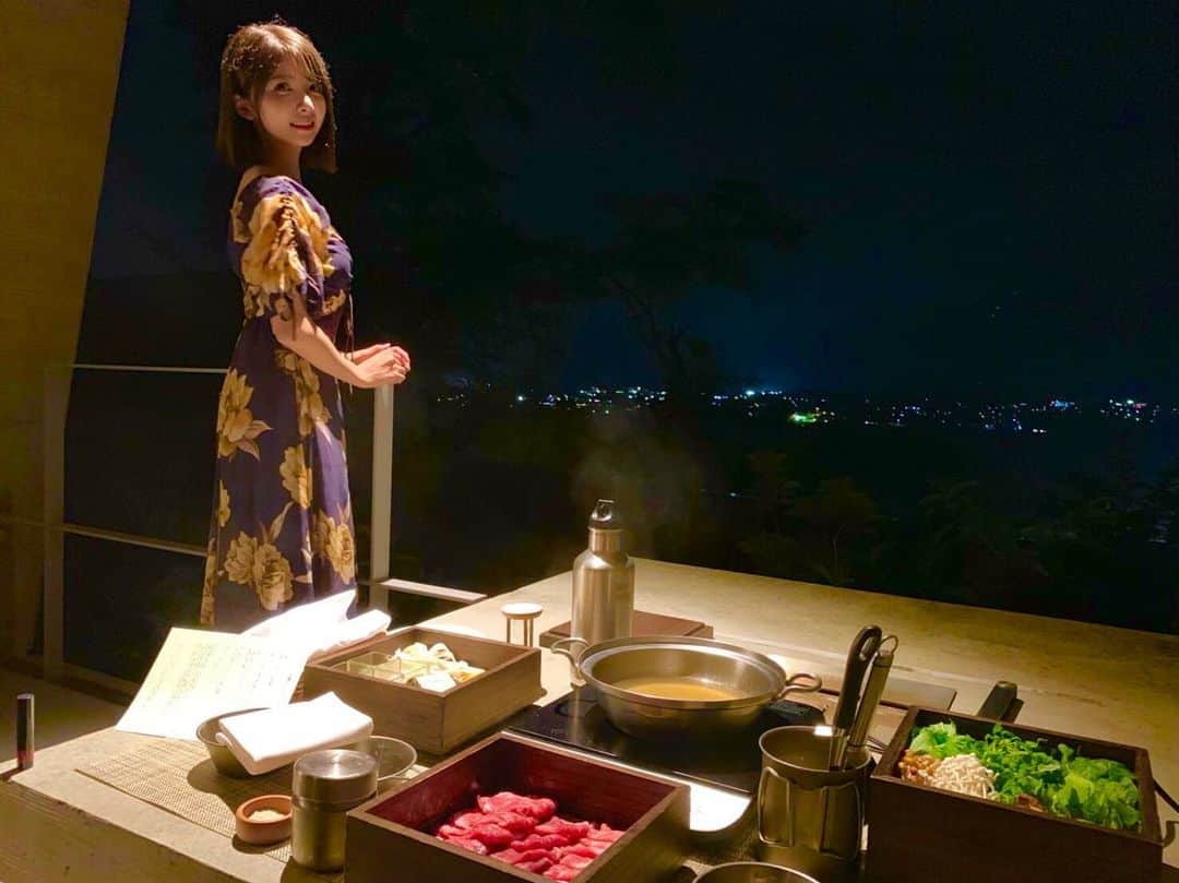 岡田栞奈のインスタグラム：「Dinner time🍴🌙 ・ ・ お部屋でゆっくり食べるの好き🥰 #星のや富士 #グランピング  #ディナー #しゃぶしゃぶ #富士山がみえる宿  #dinner #dinnertime #happy #family #birthdaytrip」