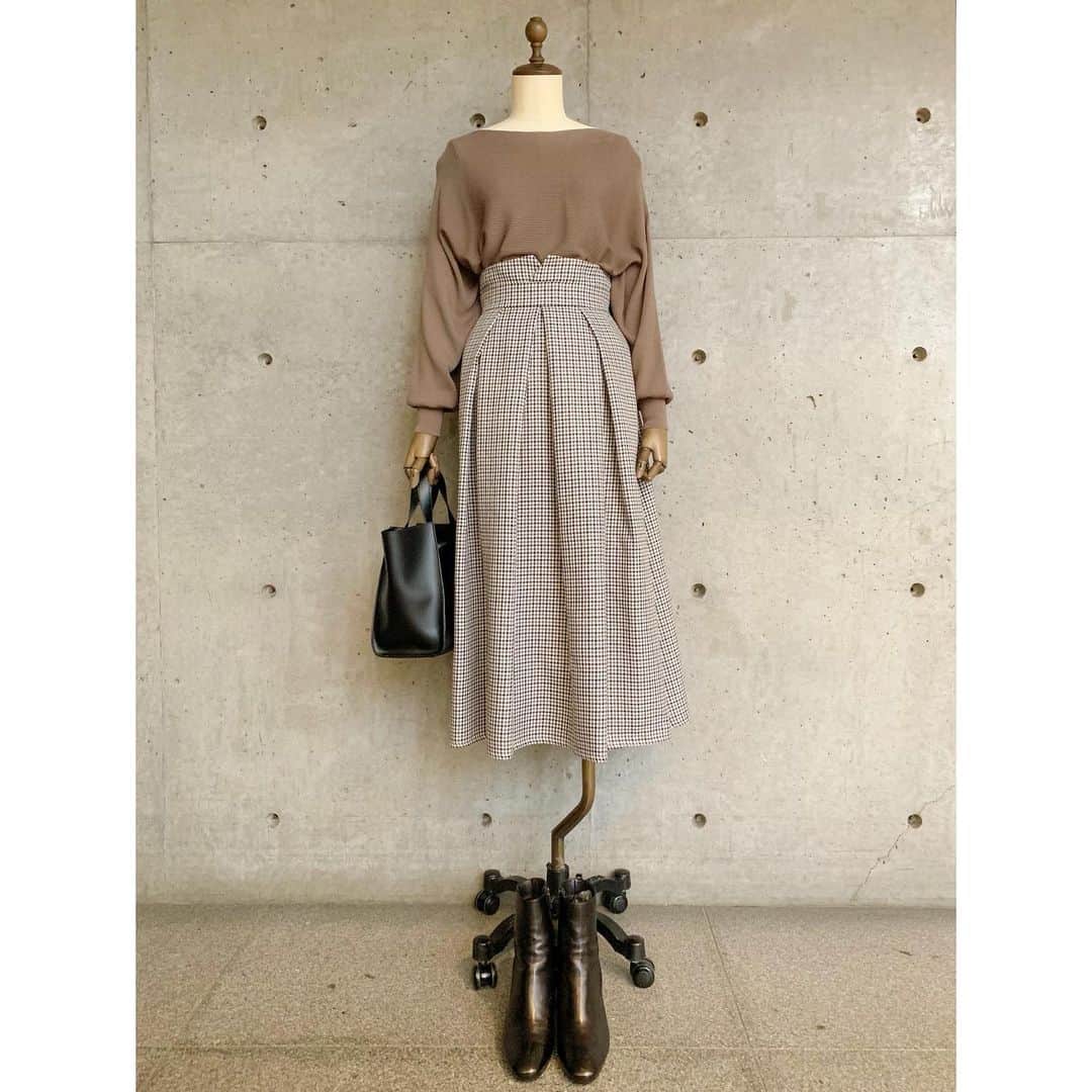 TIARAさんのインスタグラム写真 - (TIARAInstagram)「リブニット着回し swipe👉👉👉 ・ 袖や身幅に程よくゆとりを持たせた ドルマンニット。 薄手ですぐに着やすい素材感です。 袖口と裾はリブになっており、 インでもアウトでも合わせやすいデザイン。 ・ ✔︎2枚目 同系色のチュールスカートを合わせた 秋らしい優しげな雰囲気の #ワントーンコーデ。 スカート ¥18.000+tax ・ ✔︎3枚目 こっくりとしたテラコッタ色のパンツを合わせた トレンドの #ベイクドカラー コーデ。 落ち着いたトーンでお仕事スタイルにもおすすめ。 パンツ ¥18.000+tax ・ ✔︎4枚目 千鳥柄がレトロなフレアスカートはボトムインで合わせて メリハリシルエットを演出！ スカート ¥26.000+tax ※9月13日入荷予定 ・ ・ 一枚あればとても便利な秋一押しのニットです！ アイボリー、モカ、チャコール、ブラックの4色展開。 同シリーズのタートルネックもおすすめです。 ・ ・ ルミネ店舗では16日(月)まで ルミネカード10%オフキャンペーンを開催中！ 是非ご利用くださいませ。 ・ ・ #tiara #tiaramelrose #ティアラ #着回しコーデ #きれいめカジュアル #おでかけコーデ #きれいめコーデ #上品コーデ #ラテ色コーデ #オフィスコーデ #お仕事コーデ #きれいめファッション」9月12日 19時24分 - tiara_melrose