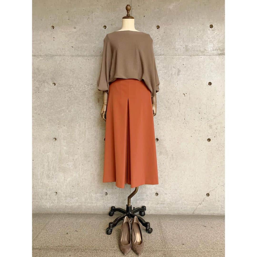 TIARAさんのインスタグラム写真 - (TIARAInstagram)「リブニット着回し swipe👉👉👉 ・ 袖や身幅に程よくゆとりを持たせた ドルマンニット。 薄手ですぐに着やすい素材感です。 袖口と裾はリブになっており、 インでもアウトでも合わせやすいデザイン。 ・ ✔︎2枚目 同系色のチュールスカートを合わせた 秋らしい優しげな雰囲気の #ワントーンコーデ。 スカート ¥18.000+tax ・ ✔︎3枚目 こっくりとしたテラコッタ色のパンツを合わせた トレンドの #ベイクドカラー コーデ。 落ち着いたトーンでお仕事スタイルにもおすすめ。 パンツ ¥18.000+tax ・ ✔︎4枚目 千鳥柄がレトロなフレアスカートはボトムインで合わせて メリハリシルエットを演出！ スカート ¥26.000+tax ※9月13日入荷予定 ・ ・ 一枚あればとても便利な秋一押しのニットです！ アイボリー、モカ、チャコール、ブラックの4色展開。 同シリーズのタートルネックもおすすめです。 ・ ・ ルミネ店舗では16日(月)まで ルミネカード10%オフキャンペーンを開催中！ 是非ご利用くださいませ。 ・ ・ #tiara #tiaramelrose #ティアラ #着回しコーデ #きれいめカジュアル #おでかけコーデ #きれいめコーデ #上品コーデ #ラテ色コーデ #オフィスコーデ #お仕事コーデ #きれいめファッション」9月12日 19時24分 - tiara_melrose
