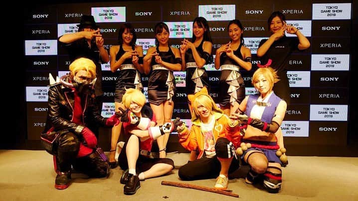 比良祐里のインスタグラム：「Xperiaブースの「コンパス3on3」ステージメンバーで📸💓 コンパス公式コスプレイヤーの皆さん、実況解説はAshさん、MCをつばささんという豪華メンバー🥺💓💓 足を引っ張らぬよう空き時間もっと練習しなければ…！ 明日も楽しみ💓 . #コンパス #Xperia #Xperia1」