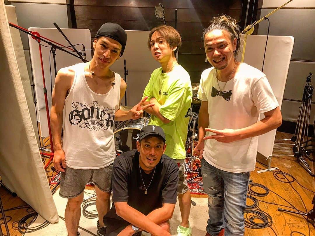 のインスタグラム：「今日はとあるレコーディングでした part2。  まさかすぎるこのメンツ爆笑 やっぱ話早い！！ 皆、元気で何より！！ そりゃいい感じに決まってるでしょ！？ #rec #recording #rookiezispunkd #4人のバイブスは変わらずガッチリ」