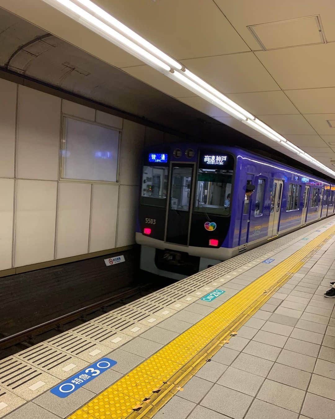 三浦梨鈴のインスタグラム：「そういえば上げ忘れてた阪神電車。なんか車両めちゃくちゃ綺麗だった、何かのリバイバル？ #阪神電車 #青い#塗装#電車#阪神」