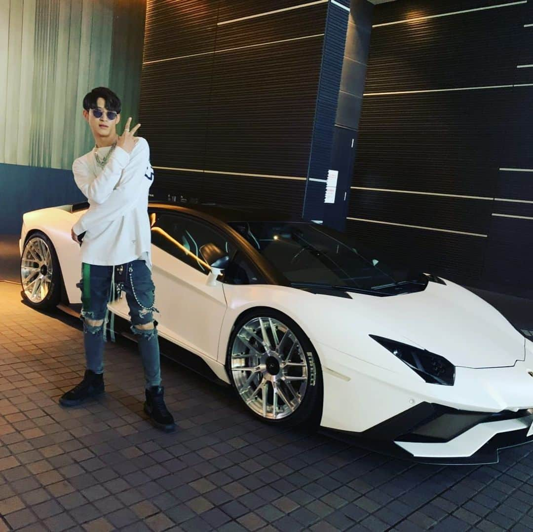 三井理陽のインスタグラム：「すーぱーかー🚗💨 ・ ・ ・ #instagood #instalike #fashion #snapshot #lamborghini #supreme #nike #commedesgarcons #silver」