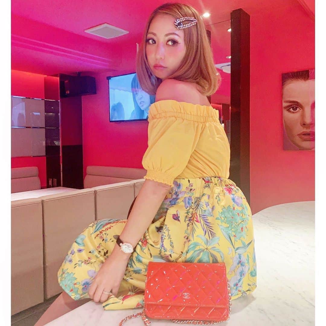 葉月樹里のインスタグラム：「まだ夏が終われないコーデ🙆‍♀️ . . .  #葉月樹里 #soiréeine #ソワレーヌ #ずりおコーデ #ootd #cordinate  #handm #chanel #breguet  #エイチアンドエム #シャネル #ブレゲ #クイーンオブネイプルズ #ダイヤ #早く涼しくなってほしいずら」