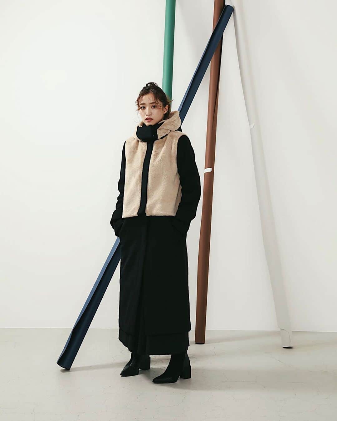 のインスタグラム：「𝑆𝐻𝐸𝐿𝑇𝑇𝐸𝑅 𝑊𝐸𝐵 𝑆𝑇𝑂𝑅𝐸 "𝑃𝑅𝐸 𝑂𝑅𝐷𝐸𝑅 𝑂𝑈𝑇𝐸𝑅"ㅤㅤㅤㅤㅤㅤㅤㅤㅤㅤㅤㅤㅤ ㅤㅤㅤㅤㅤㅤㅤㅤㅤㅤㅤㅤ いよいよ明日13日PM12:00〜 SHELTTERにてアウター先行予約が始まります!!!!!ㅤㅤㅤㅤㅤㅤㅤㅤㅤㅤㅤㅤㅤ ㅤㅤㅤㅤㅤㅤㅤㅤㅤㅤㅤㅤㅤ Leoryからは2型 ご用意致しました☺︎ㅤㅤㅤㅤㅤㅤㅤㅤㅤㅤㅤㅤㅤ ◾︎4wayボアミックスコート 【NVY.GRY】42,000-ㅤㅤㅤㅤㅤㅤㅤㅤㅤㅤㅤㅤㅤ 店舗でもコメントでも 断トツでお問い合わせが 多かった1枚!!!!!ㅤㅤㅤㅤㅤㅤㅤㅤㅤㅤㅤㅤㅤ ボア付きの大人カジュアルコートは4通りの着方が出来る万能アイテム😏  ボア下のファスナーで 取外し可能の為ショート丈としても使える万能コート☺︎ㅤㅤㅤㅤㅤㅤㅤㅤㅤㅤㅤㅤㅤ  シックなスタイリングに 纏めたい時はフードを外し クルーネックでお使い下さい✨ㅤㅤㅤㅤㅤㅤㅤㅤㅤㅤㅤㅤㅤ 取外しの組合せで 雰囲気を変えて楽しめるコートです☺️💕 ㅤㅤㅤㅤㅤㅤㅤㅤㅤㅤㅤㅤㅤ  #laviedeleory#leory#LeoryxEBLÓA #sheltter ラヴィドゥレオリー#レオリー#レオリーエブロア#コート#アウター#arisa_fashion」