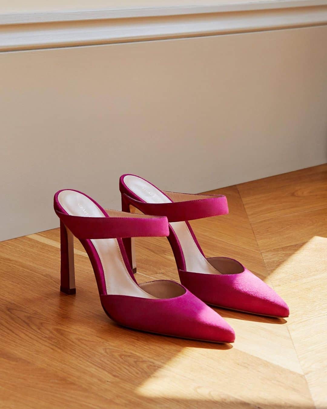 のインスタグラム：「Brighten up your mid-week style with a pretty pink pump from @stuartweitzman 💕 #THEOUTNET  Shop all your favorite #StuartWeitzman looks, just visit #linkinbio 👆」