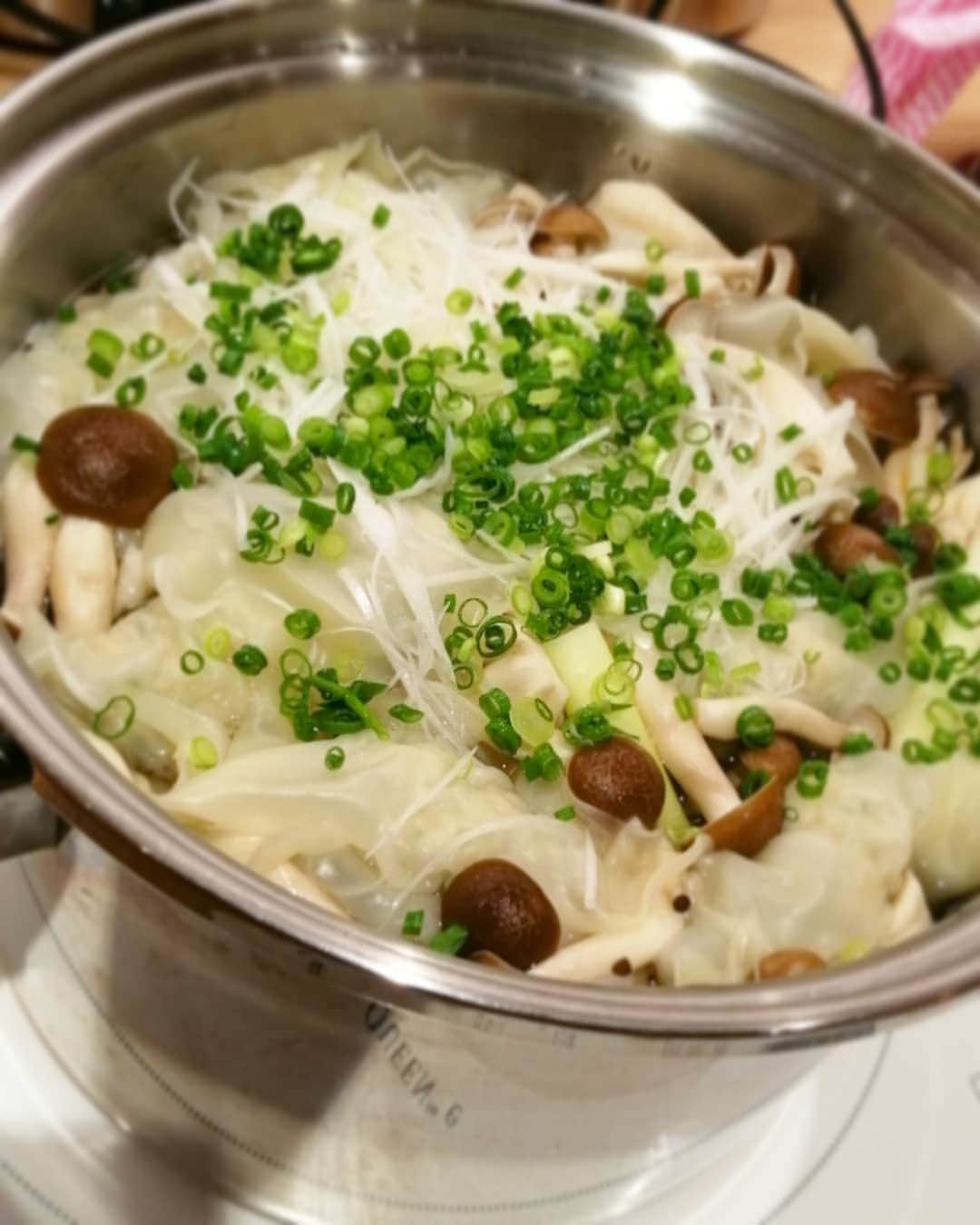 杉山由紀子のインスタグラム：「エスニック料理🎵 この日はみんなでcook✨✨ * ☑️ナシゴレン ☑️エスニック風ワンタンスープ * スイーツは毎度恒例💓 よしみ先生による最強スイーツ✨ ☑️ベリーと紅茶のケーキ🍰 * 今回は初の試み✨ みんなと一緒につくる！！ * ってことで各テーブル盛り上がってました♪ * * #エスニック #料理 #ナシゴレン #ワンタン #ケーキ #ベリー #紅茶 #美味 #スイーツ #おうちごはん #最高 #手作り #cook #cooking」