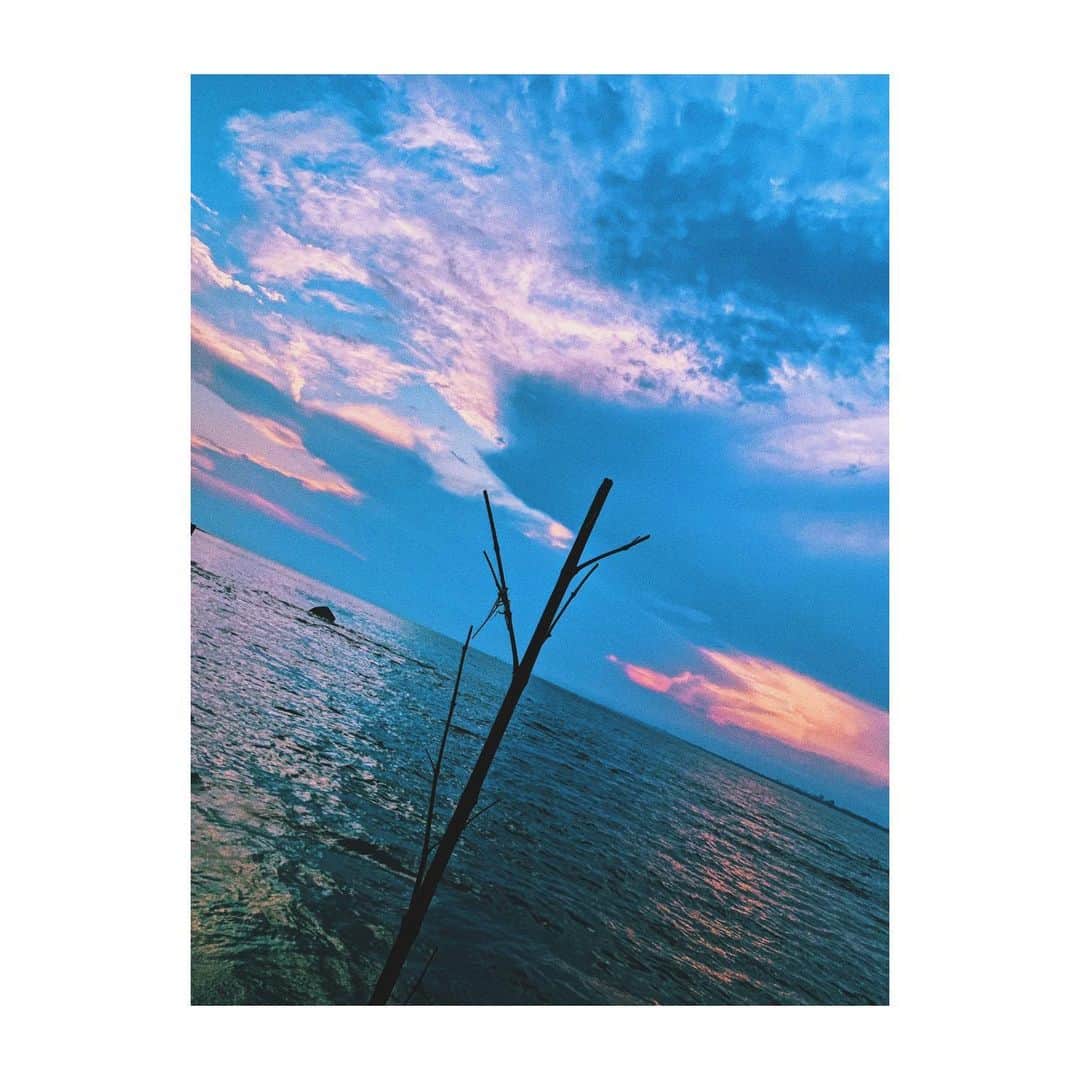 田口司のインスタグラム：「拾った木の棒を地面に刺してみた。 #海 #夕暮れ #photography #photooftheday #vsco #japan #tokyo」