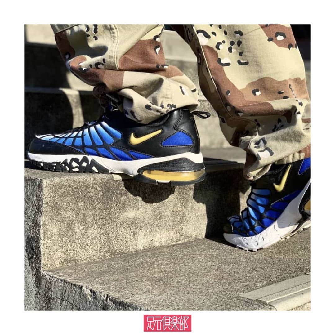 のインスタグラム：「知る人ぞ知るNIKEの名作[AIR MAX 120]。OGカラーの”HYPER BLUE”は芸術性を演出する鮮やかなグラデーションがアッパーに落とし込まれている。蜘蛛の巣を連想させる複雑なデザイン構造は現代のスニーカーシーンにも通ずる斬新な逸足。 . (@komao.gray ）さんの足元倶楽部 . ブランド : NIKE モデル: AIR MAX 120 ”HYPER BLUE" . ▼今すぐフォローして最新情報をチェックしよう！ 【NIKE 公式アカウント】 ⇒#@nike . #nike #airmax120 #arimax #kickstagram  #足元倶楽部 #足元くら部 #スニーカー #靴 #スナップ #운동화#newkicks#sneakerheads#sneakerfreak#sneakercon#sneakerfreaker #ストリート #今日のファッション #ファッションコーデ #セレクトショップ #今日の服#シンプルコーデ #ストリートファッション #デニム#オシャレ #mensclothing#coordinate」