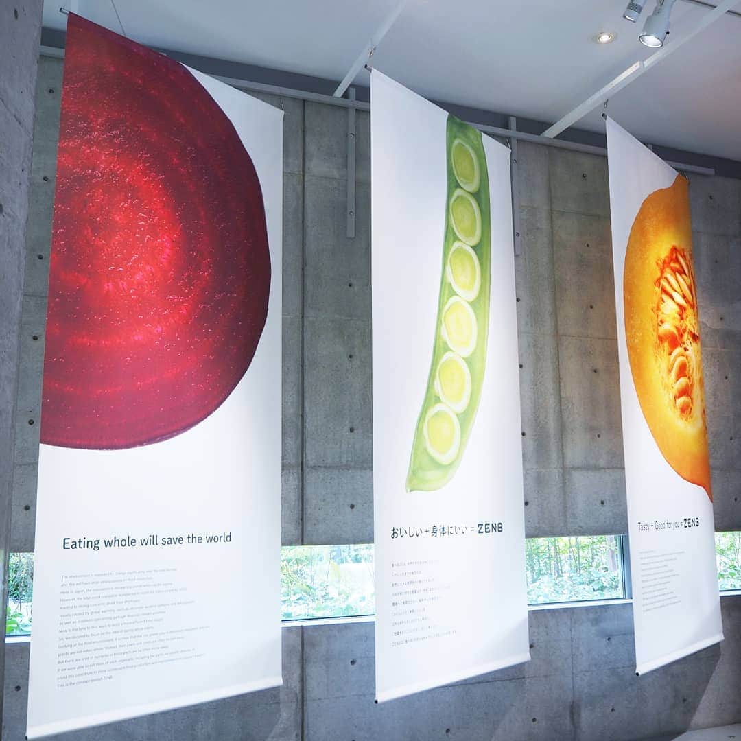 Kuboi Ayumiさんのインスタグラム写真 - (Kuboi AyumiInstagram)「野菜のぜんぶを知っていますか？  毎日食べている野菜。 娘たちの食育にも力を入れているのですが、ひとつおすすめのイベントをご紹介！  展覧会『野菜とデザイン』が、東京・六本木の21_21 DESIGN SIGHT ギャラリー3で開催されています。 ミツカンが人と社会と地球の健康を考え立ち上げた新ブランド 「ZENB（@zenb_japan）」の世界を体験できるイベントです。  普段は食べずに捨ててしまっている部分まで野菜をおいしく食べられる ZENB商品の試食もできちゃいます。  大きなパプリカが木彫りの野菜があったり、 子どもたちと一緒に野菜のお勉強もできる素敵なイベントでした。  23日までの期間限定なので、気になる方は早めに行ってみてくださいね☆  ちなみに、このイベントとコラボしたメニューが東京ミッドタウンの いくつかのレストランで食べられます。  私はHAL YAMASHITAで「まるごと野菜ZENB和禅ビーガンコース」を食べてきたのですが 野菜をこれでもかというくらい味わえるおいしいメニューでした。  特に枝豆涼麺がお気に入りで、ペースト欲しくなっちゃいました。  #vegetable #野菜 #食育 #女の子ママ #21_21designsight #野菜とデザイン展 #野菜とデザイン  #ZENB #ゼンブ #新感覚野菜 #野菜大好き #野菜不足 #pr #ビーガン #ギルトフリー #ギルティフリー #東京ミッドタウン」9月12日 19時53分 - himekagami