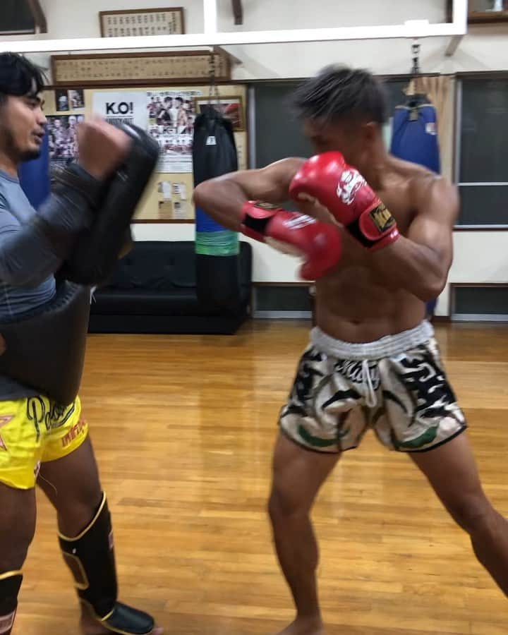 のインスタグラム：「谷山ジムで、久々のムエタイスタイル🥊😄 ・ たまにやると勉強になる👍 ・ 肘ありの試合は20代前半の時に何試合かやった事あるけど、もう絶対やりたくない😑💧 ・ 城戸だけ出していーなら喜んで出す(￣▽￣)笑 ・ #城戸だけ許して🙏笑 #35歳以上は許して笑 #谷山ジム #fighter #muaythai  #ムエタイ」