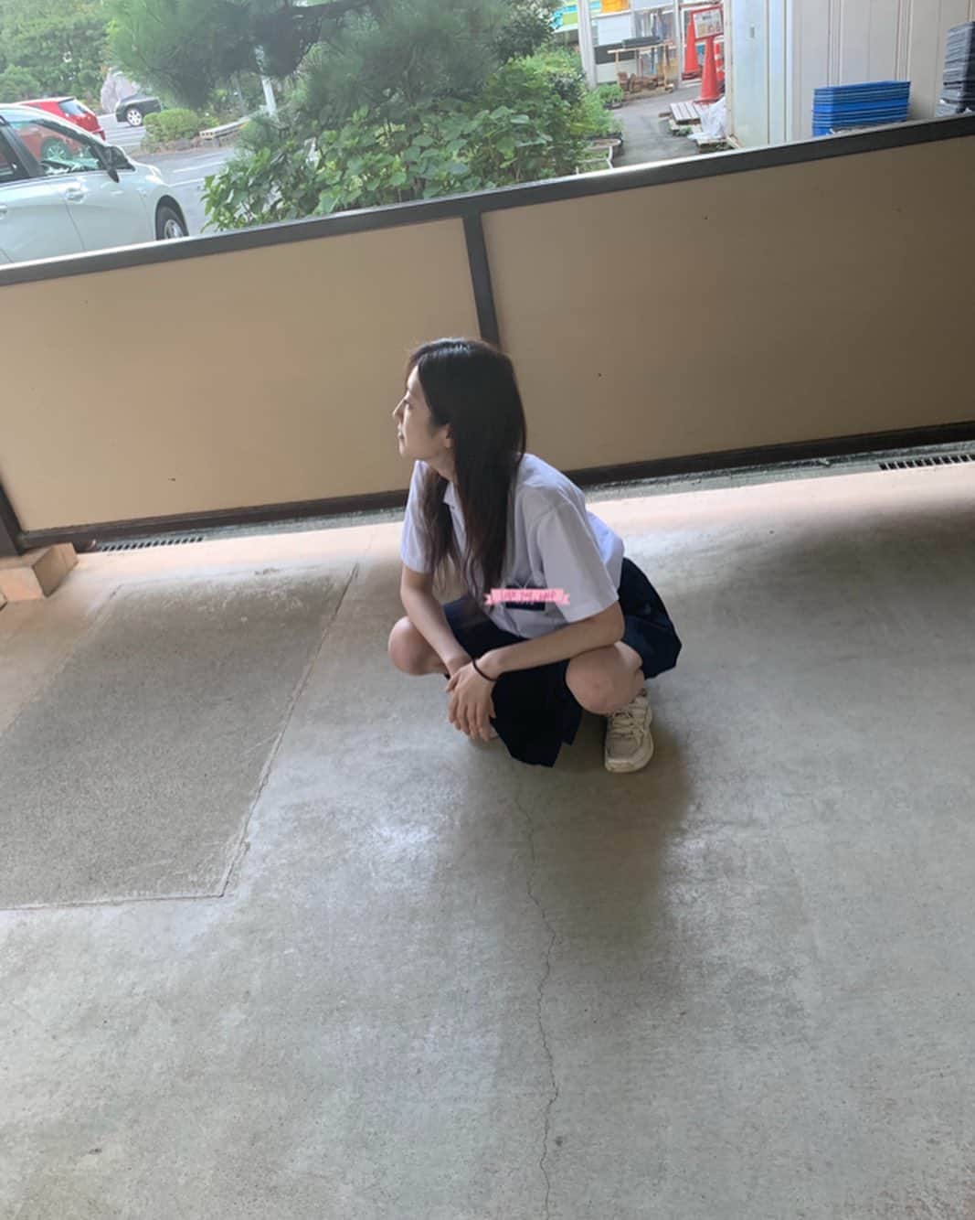 のインスタグラム：「羽田の夏休み #続き  友達と友達の子供がいる母校の中学校に行って制服着て遊んだw ブイでも制服着るより先生役多かったし懐かしかった🐷  今週お母さんの誕生日だったからまた石川県にお寿司食べに行った🐷 ほんとーにここのお寿司大好きで、漬けマグロと煮ハマグリとネギトロたくとウナキュウが特に大好きで必ずお代わりする🐷❤️ 次は11月だからお魚美味しい時期だし楽しみ🤤 なんて想像してたらお腹すいてきた🐷ww  うちのピョル寝起き悪くていつも朝こんな感じでダラダラ起きないの🥺 可愛いでしょ？🥴愛おしすぎる😭❤️ 羽田の夏休み今週韓国行ってやっと終わりそう🤔  楽しい時間ってあっという間に過ぎるから悲しいなぁ😢」