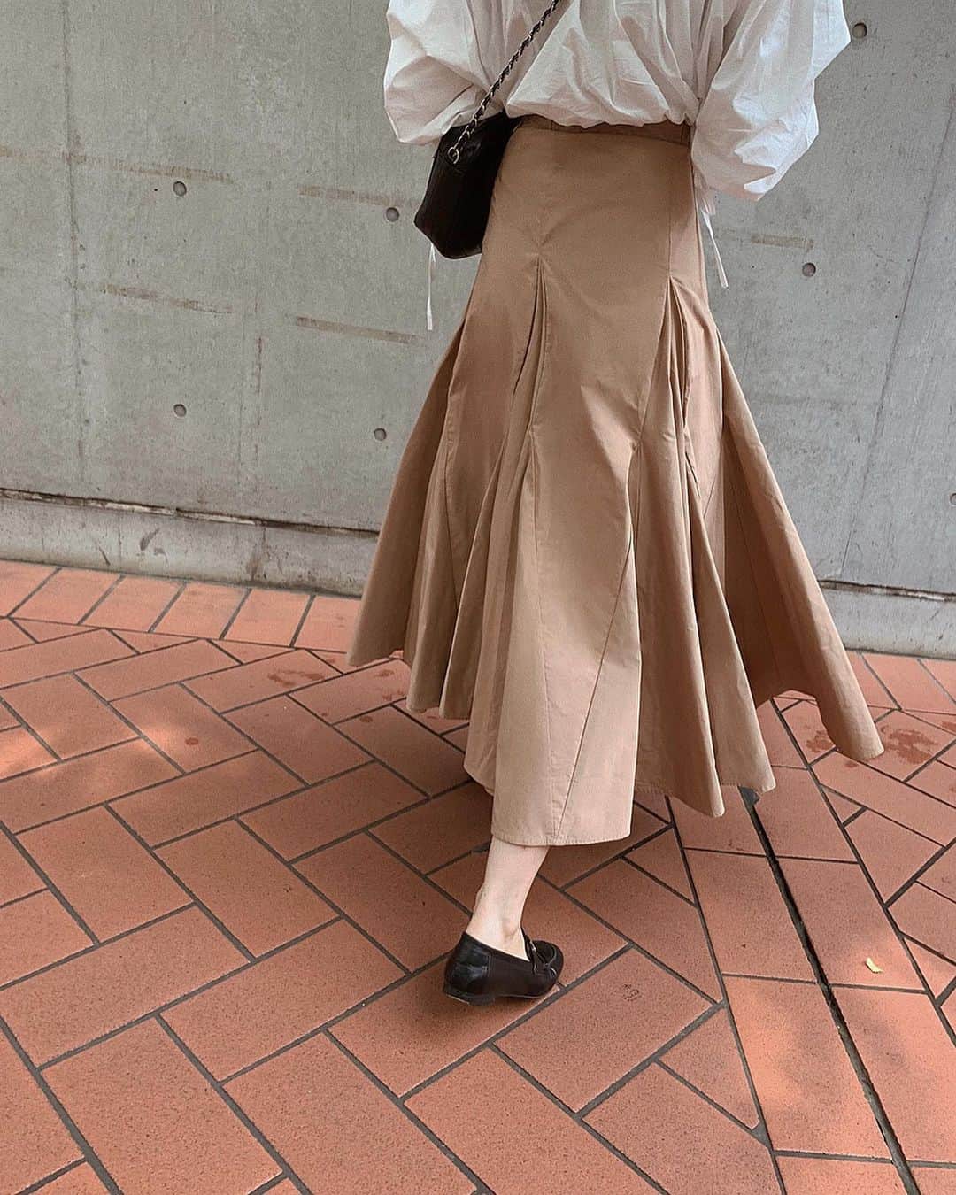 ___mikik___さんのインスタグラム写真 - (___mikik___Instagram)「しふく ⠀ ボリュームスカートは動くとふわっと広がって女性らしいシルエット𓂃𓇬 ⠀ シャツはhyeonの新作の襟を外したバージョン🦢" ⠀ ボリュームスカートとボリューム袖シャツの組み合わせはウエストインしてバランス良く𓂅 ⠀ shirt…#hyeon skirt…#rienda shoes…#storynine  bag…#chanel ⠀ #ヘヨン#リエンダ#ストーリーナイン#シャネル」9月12日 20時05分 - ___mikik___
