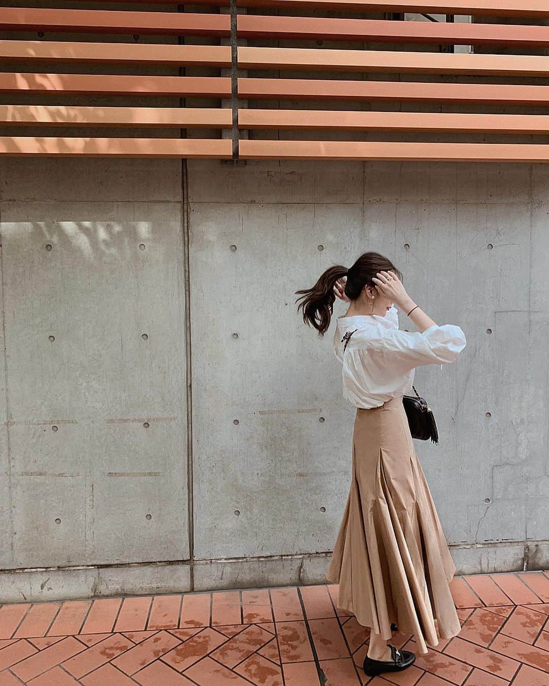 ___mikik___さんのインスタグラム写真 - (___mikik___Instagram)「しふく ⠀ ボリュームスカートは動くとふわっと広がって女性らしいシルエット𓂃𓇬 ⠀ シャツはhyeonの新作の襟を外したバージョン🦢" ⠀ ボリュームスカートとボリューム袖シャツの組み合わせはウエストインしてバランス良く𓂅 ⠀ shirt…#hyeon skirt…#rienda shoes…#storynine  bag…#chanel ⠀ #ヘヨン#リエンダ#ストーリーナイン#シャネル」9月12日 20時05分 - ___mikik___