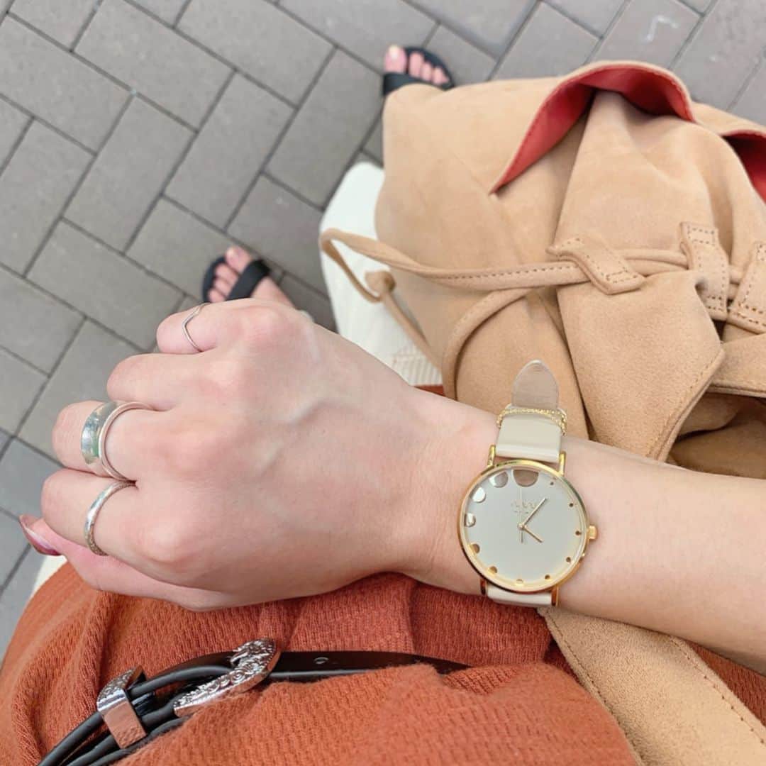 のインスタグラム：「♡♡ . . おnewの時計⌚💓 . . 最近ベージュがマイブームやから ヌーディーベージュにしたよ☺️❤️ . . 可愛いのにちょっと大人っぽい感じがすごい好き🤭💋 . . #nuwl #ヌール #腕時計 #⌚ #時計 #大人可愛い #ヌーディベージュ #watch  #オシャレ #手元倶楽部 #アクセサリー #accessory」