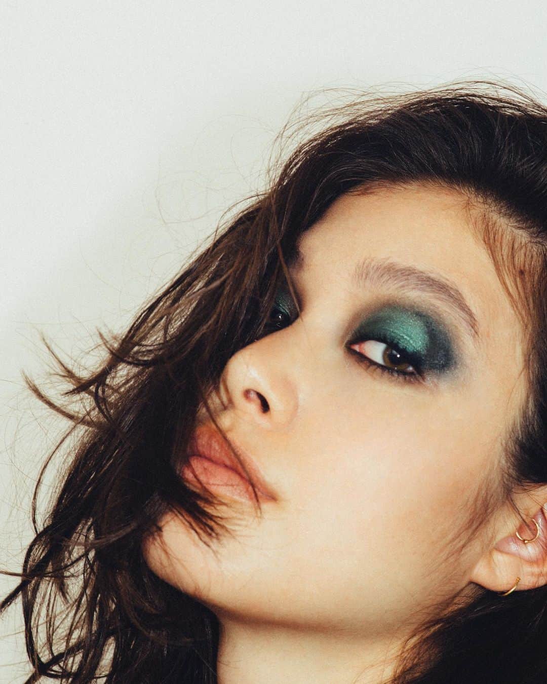 香華（KOuKA）のインスタグラム：「Simple, everyday back to school make up look 👍👽 #gobigorgohome」