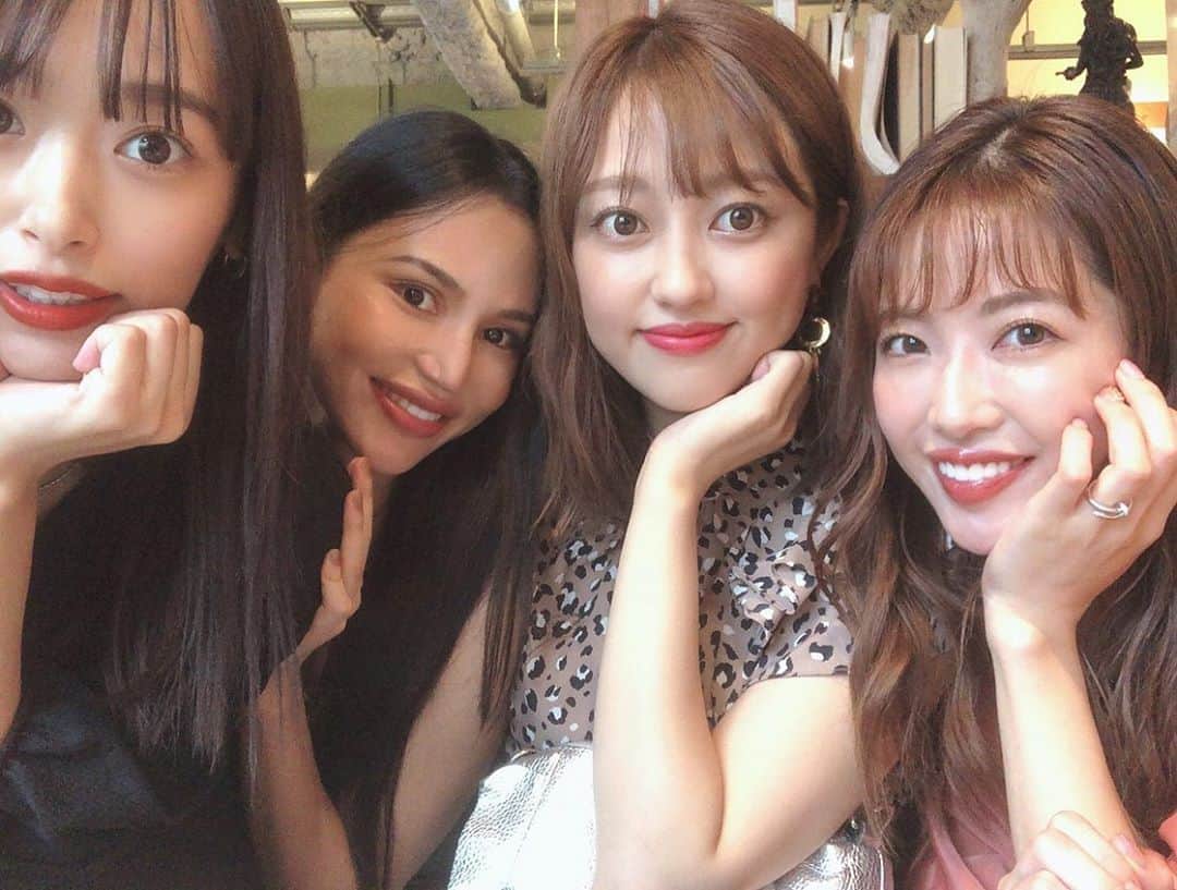 近藤千尋のインスタグラム：「いつもの4人でランチタイム💁‍♀️💓 ちゃっかりデザートまで🍨笑 甘いものと近況報告が 止まりませんでした🤭❤️ 自撮りがうまく撮れない。。笑📷 #アリーの膝の上に失礼しました #細くて折れるかと思った #2人分の体重乗せてごめんよ 笑😭」
