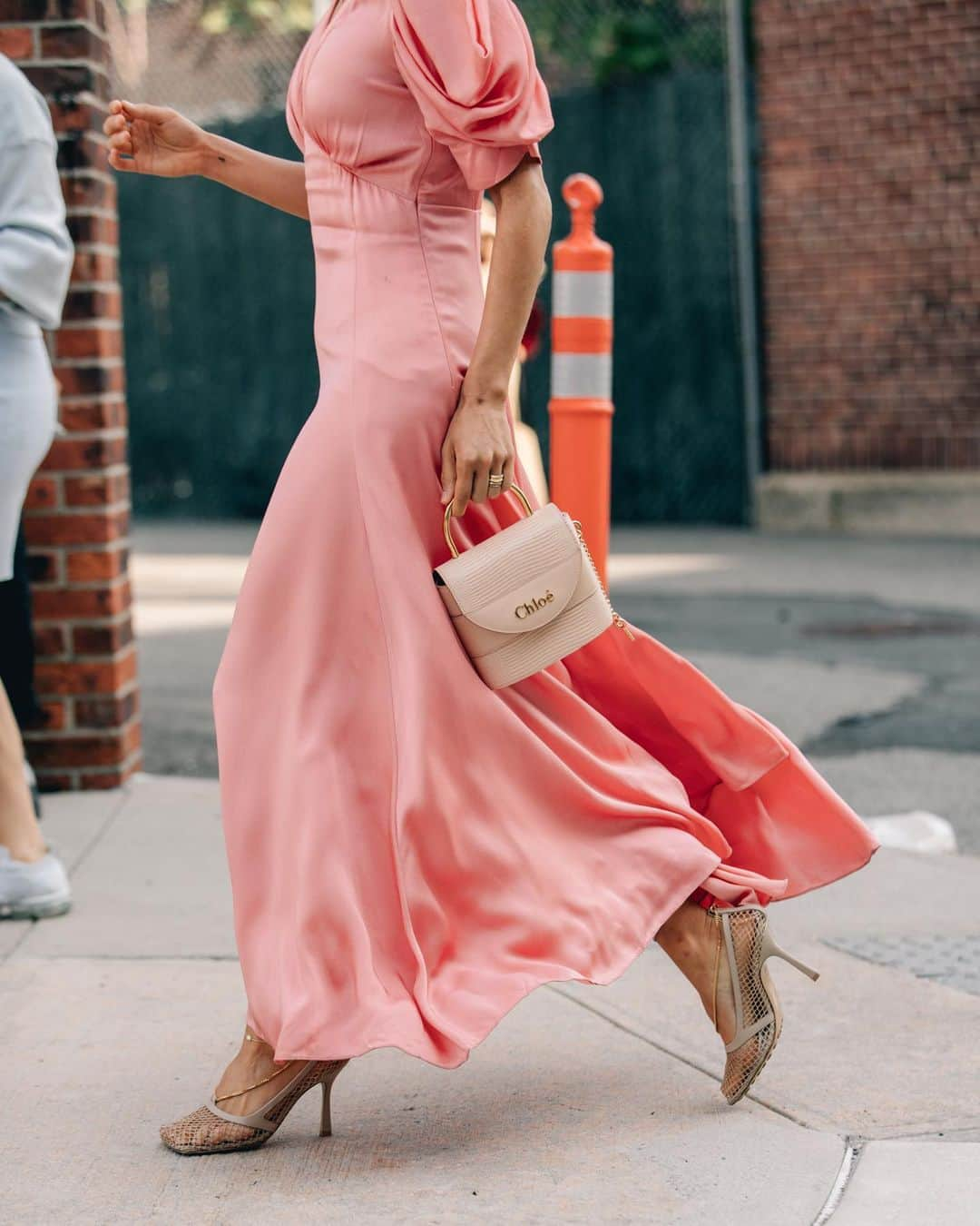 ネッタポルテさんのインスタグラム写真 - (ネッタポルテInstagram)「SORBET SHADES: In an antique-rose hue, take your styling cues from @aimeesong and complement @michaelkors' lustrous satin dress with @chloe's light-peach 'Aby Lock' bag. 🍧 Tap the link in bio to shop your favorite looks from #NYFW. 📸 @danrobertsstudio」9月12日 20時11分 - netaporter