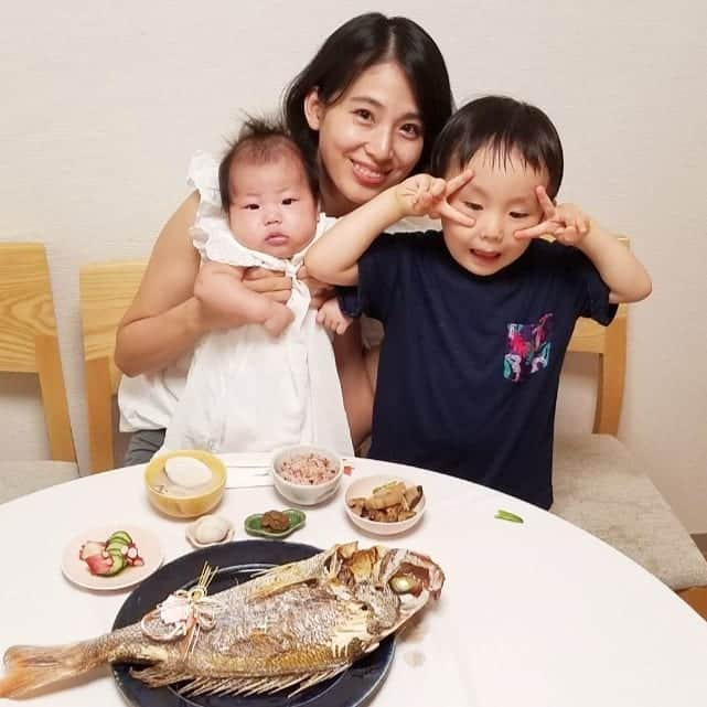 本仮屋リイナさんのインスタグラム写真 - (本仮屋リイナInstagram)「お食い初め!🍚 この日の娘は、とんでもなくご機嫌でした🙆お祝いわかるのかな？😊❤️ すくすく大きくなってね🌱 #お食い初め #ジャスト100日のひに」9月12日 20時21分 - riina_motokariya