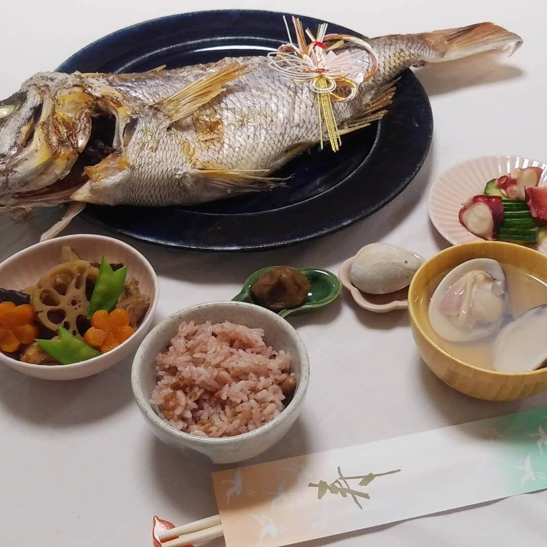 本仮屋リイナさんのインスタグラム写真 - (本仮屋リイナInstagram)「お食い初め!🍚 この日の娘は、とんでもなくご機嫌でした🙆お祝いわかるのかな？😊❤️ すくすく大きくなってね🌱 #お食い初め #ジャスト100日のひに」9月12日 20時21分 - riina_motokariya