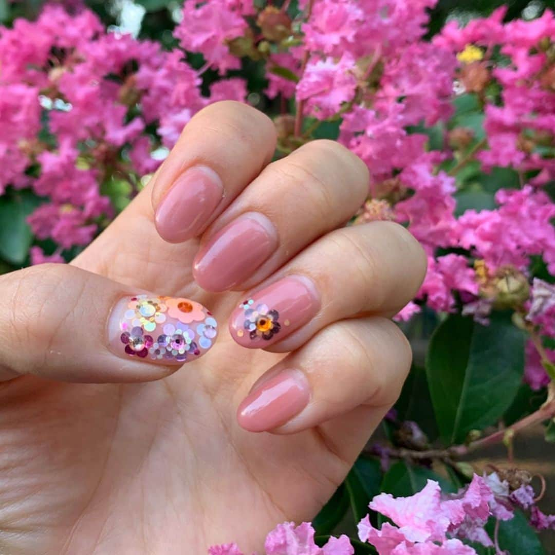 澤野井香里さんのインスタグラム写真 - (澤野井香里Instagram)「お気に入りすぎる @cherish_nail のキラキラホロのフラワーネイル💅✨﻿ ﻿ 新色のくすみピンクも好きな感じ♡﻿ ﻿ 夕方は少しづつ涼しくなってきたから#京都御所 が心地いいなぁ✨﻿ ﻿ シャボン玉して平和な日🕊﻿ ﻿ #ks_kobe✨ #ks_19✨ #神戸 #北野 #三宮 #神戸ネイル #三宮ネイル #チェリッシュ #ネイル #ママネイル #春ネイル #プライベートネイルサロン #💅 #ks_nail✨ #神戸 #京都ママ #関西ママ #男の子ママ #女の子ママ #ママライフ #ママリ #コドモノ #ベビフル #赤ちゃんのいる生活 #子供とお出かけ #S⭐️_ #M🍒_  #s⭐️m🍒」9月12日 20時16分 - kaori_sawanoi