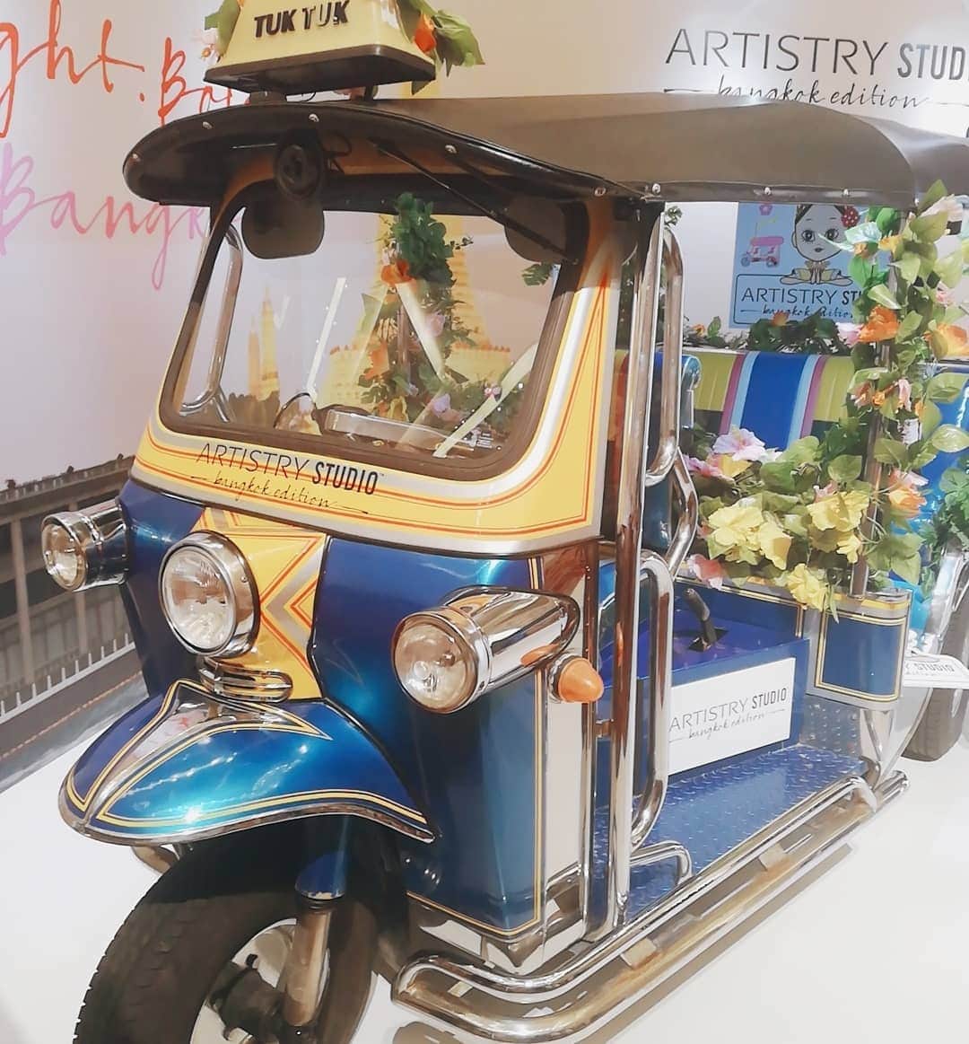 杉山由紀子のインスタグラム：「さぁいよいよ💓 artistry studioバンコクエディションのイベントが渋谷でおこなわれます✨✨ * みなさん9/14-15で 渋谷の宇田川交番近くにある ポップアップストアにぜひ💄✨ ↓ 💋詳細はこちら💋 ↓ http://artistrystudio-bangkok.com/ * * 開催時間は、 ☑️9月14日（土） 10:00〜20:00 ☑️9月15日（日） 10:00〜20:00 * * インスタばえ間違いなし♥ 実際に新作のコレクションも試せますので💄 ぜひいってみてね♬ * * 写真はダイヤモンドミーティングのときの✨ このときも可愛かったなー♥ トゥクトゥク今回もあるのかな✨✨ * * #artistry #artistrystudio #passionista #パッショニスタ #クリームアイシャドウ #きらきら #かわいい #おすすめ #お気に入り #ブラウン #ゴールド #アイシャドウ #make #beauty #new #asudiop2 #東京 #渋谷 #催事 #ポップアップストア #インスタ映え #トゥクトゥク #バンコクエディション」